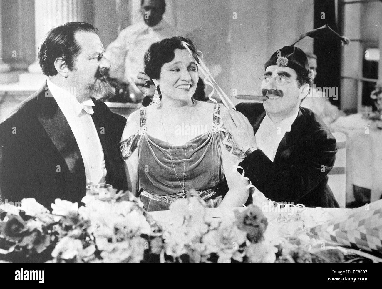 Eine Nacht in der Oper, 1935. Sig Rumann, Margaret Dumont, Groucho. Stockfoto