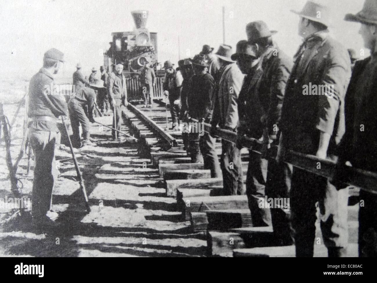 Die Iron Horse ist ein 1924 amerikanischen Stummfilm unter der Regie von John Ford und von Fox Film produziert. Der Film präsentiert ein idealisiertes Bild der Bau der Amerikanischen ersten transkontinentalen Eisenbahn. Es gipfelt in der Szene des Fahrens des Golden Spike am Vorgebirge Gipfeltreffen am 10. Mai 1869 Stockfoto