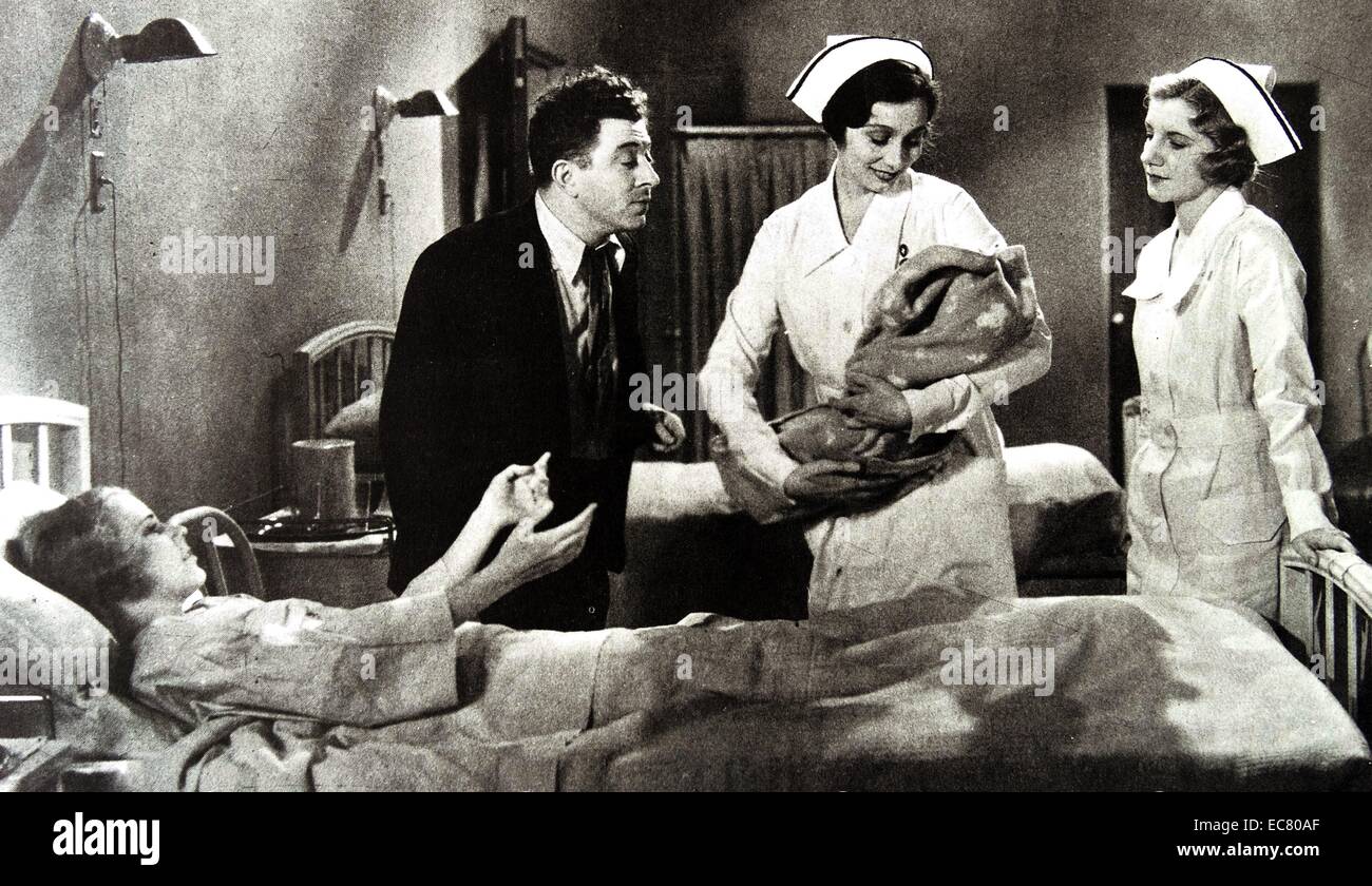 Das Leben Beginnt, 1932. Krankenschwester Aline MacMahon gibt ihr Baby zu Gloria Shea, während der Vater, Frank McHugh auf aussieht. Dieser Film, der komplett in einer Entbindungsstation, war typisch für viele Krankenhaus Bilder der frühen 30er Jahre. Stockfoto
