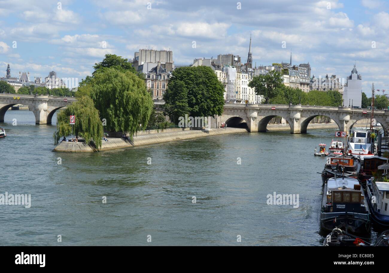 Pont des Arts, sperrt der Liebe, Paris ist eine Fußgängerbrücke, die den Fluss überspannt. Der Bau begann 1801. Stockfoto