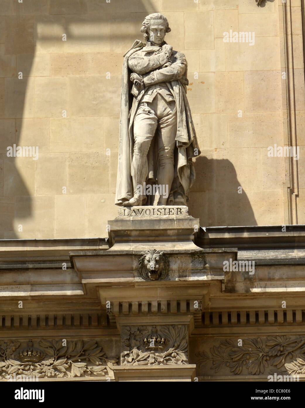 Marmorstatue von Antoine Lavoisier (1743-1794), einem französischen Adligen und Chemiker von zentraler Bedeutung für das 18. Jahrhundert die chemische Revolution und einen großen Einfluß auf die Geschichte der Chemie und Biologie. Vom 18. Jahrhundert. Stockfoto