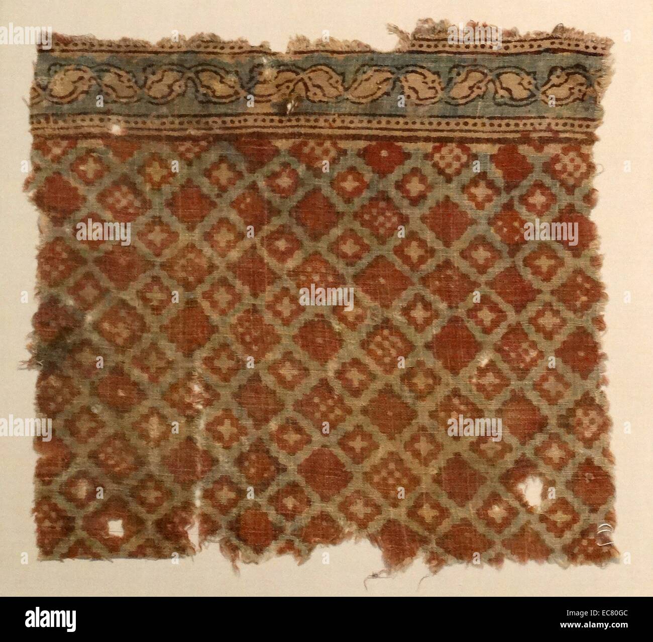 Textil-Fragment mit Diamant förmige Design aus Gujarat; Indien. 1600 datiert wird es mit verschiedenen reichen roten Farben gefärbt Stockfoto