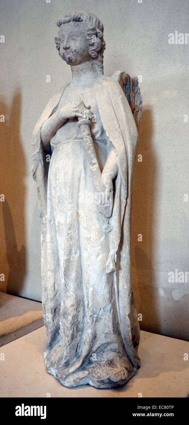Stein-Engel, der eine Krone hält. Ile-de-France, die Anfang des 14. Jahrhunderts. Stockfoto