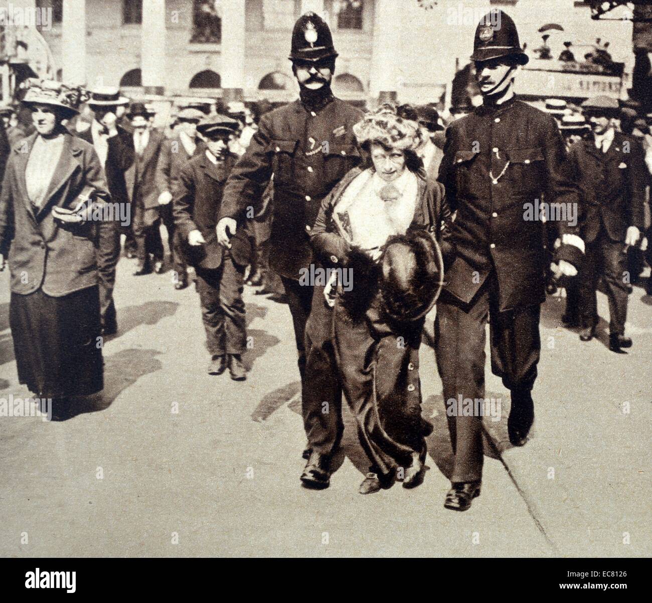 Foto von einer Frauenrechtlerin in den Händen der Polizei. Datiert 1913 Stockfoto