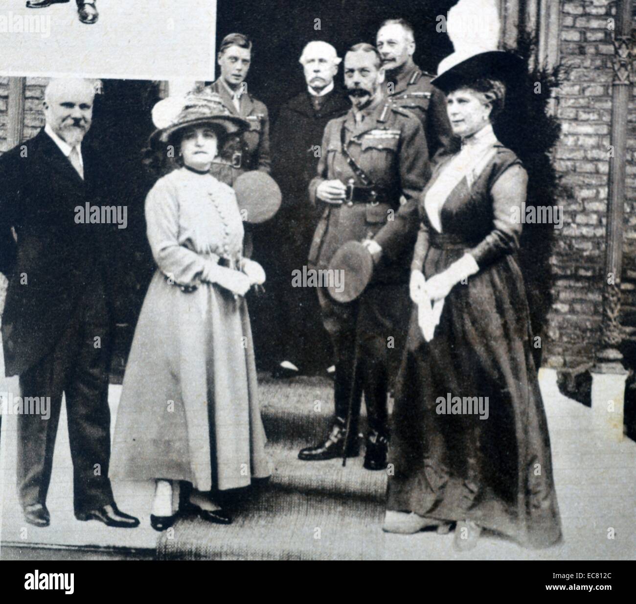 Foto von King George V (1865-1935) und Königin Mary von Teck (1867 - 1953) Der britische Offiziere' Club. Mit ihnen sind Präsident und Mme. Poincare, seine Königliche Hoheit der Prinz von Wales, Sir Francis Bertie und Sir Douglas Haig. Vom 1917 Stockfoto