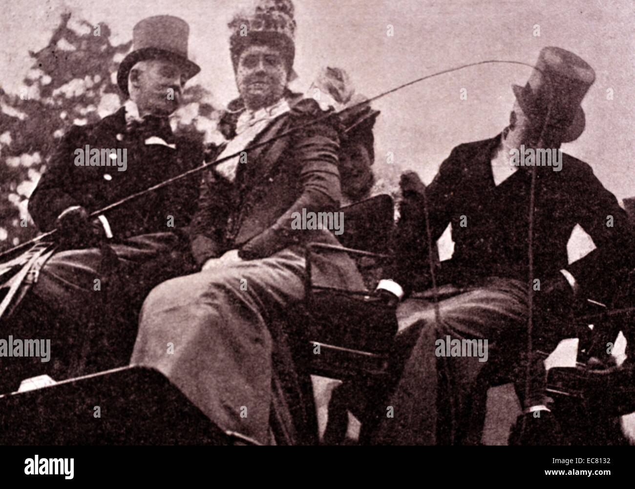 Foto von drei Personen sitzen in einem Pferd gezogenen Wagen am Ende des 19. Jahrhunderts Stockfoto