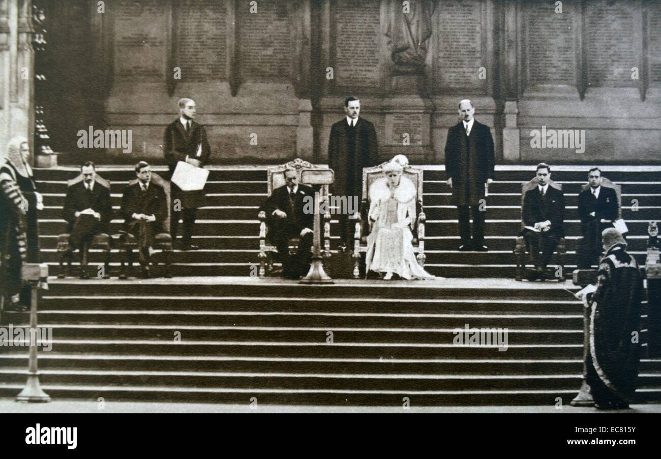 King George und Queen Mary mit ihren Söhnen, die Teilnahme an der Westminster Hall, Adressen aus dem Oberhaus und Unterhaus zu erhalten. Auf der Jubilee, Juni 9th, 1935. Stockfoto