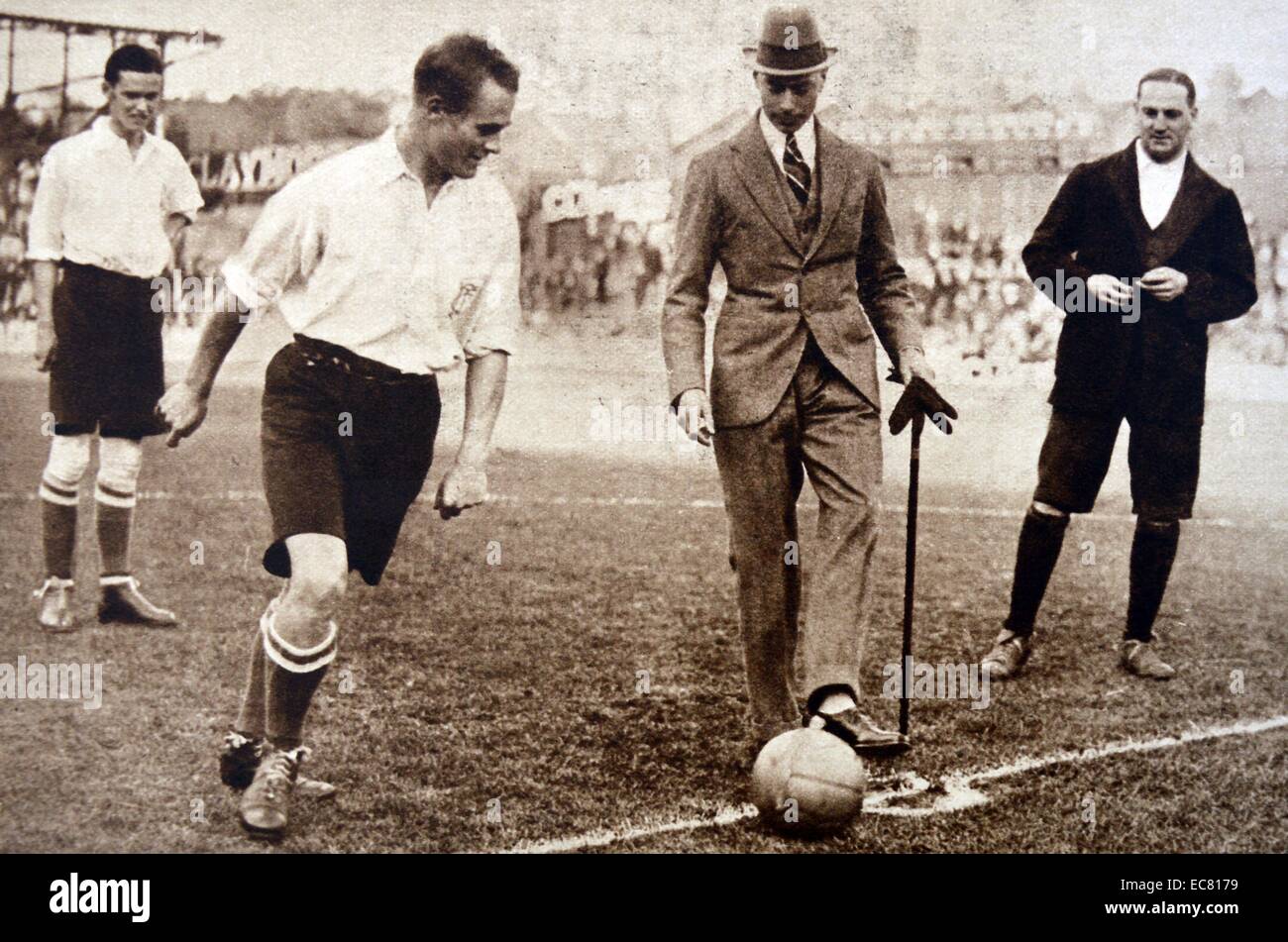 Der Duke of York "startet später König George VI" den Ball bei einem Fußballspiel in Tottenham Spurs Fußballplatz, London 1922 Stockfoto