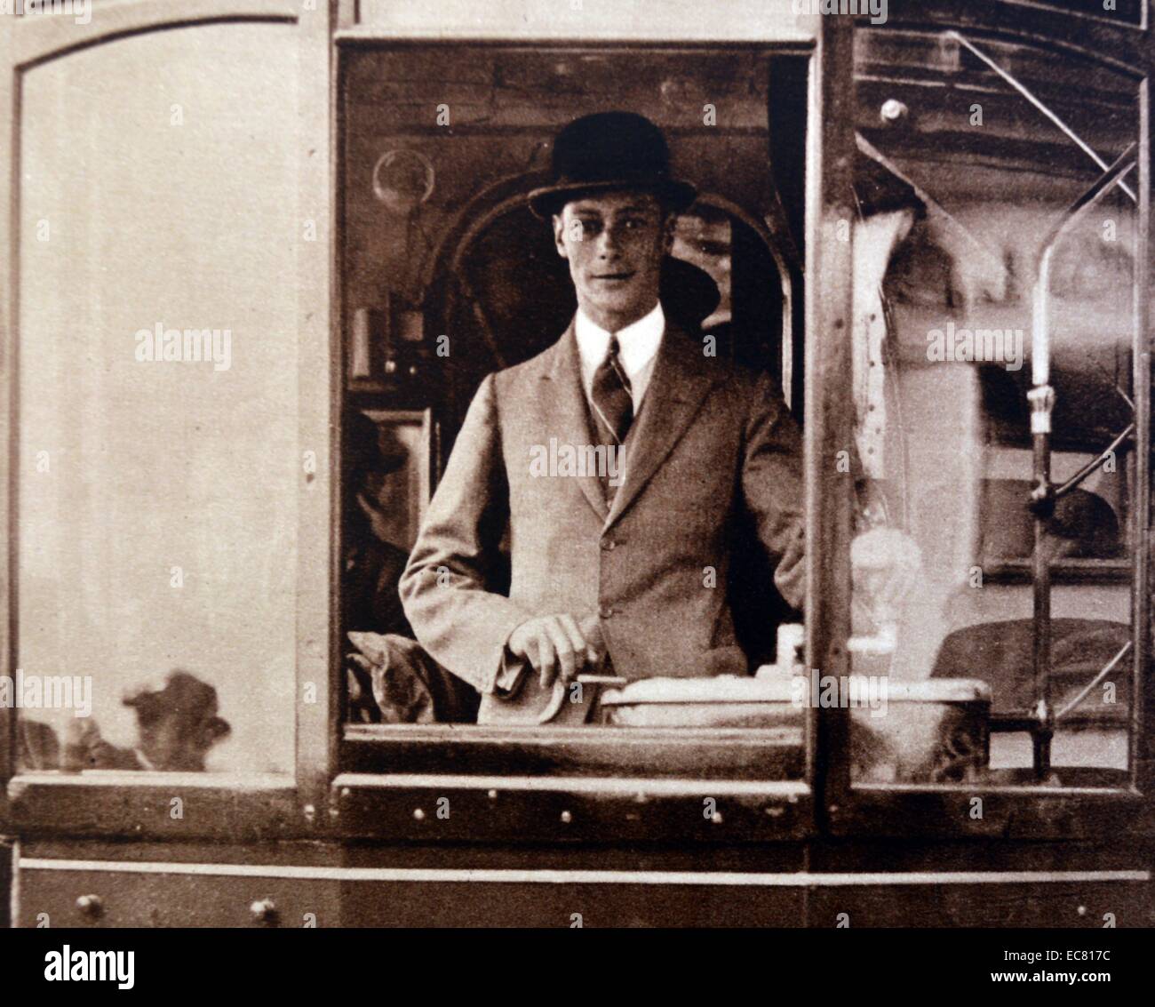 Prinz Albert, später König George VI fährt eine Straßenbahn, während seines Besuchs in Glasgow, Schottland. Stockfoto