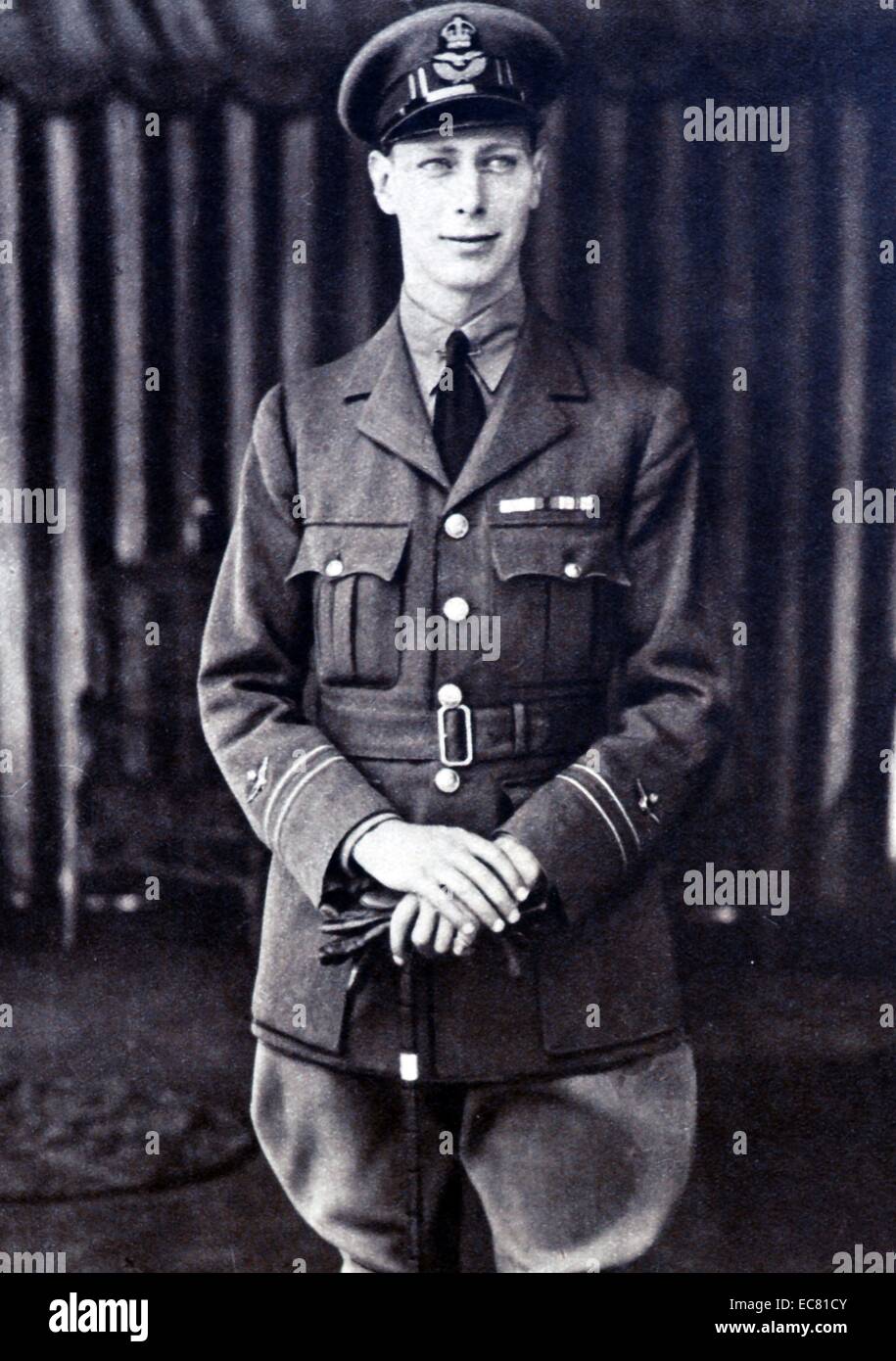 Portrait von Prinz Albert (später König George VI) in voller Royal Air Force uniform, gerade nachdem er sein Zertifikat für das Fliegen. Stockfoto