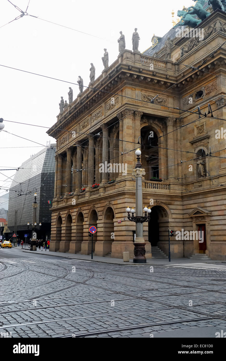 Tschechien, Prag. Das Nationaltheater (Tschechisch: Národní Divadlo). Es ist ein nationales Denkmal der tschechischen Geschichte und Kunst. Stockfoto