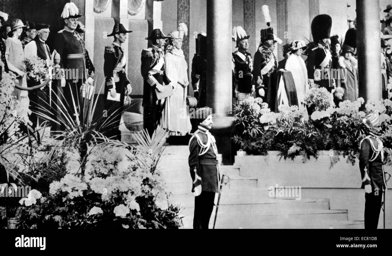 Jubiläumsfeiern zum 25 aniversery der Herrschaft von George V, hier mit Queen Mary und der Herzog von York (später König George VI) im Jahr 1935 gesehen. Stockfoto