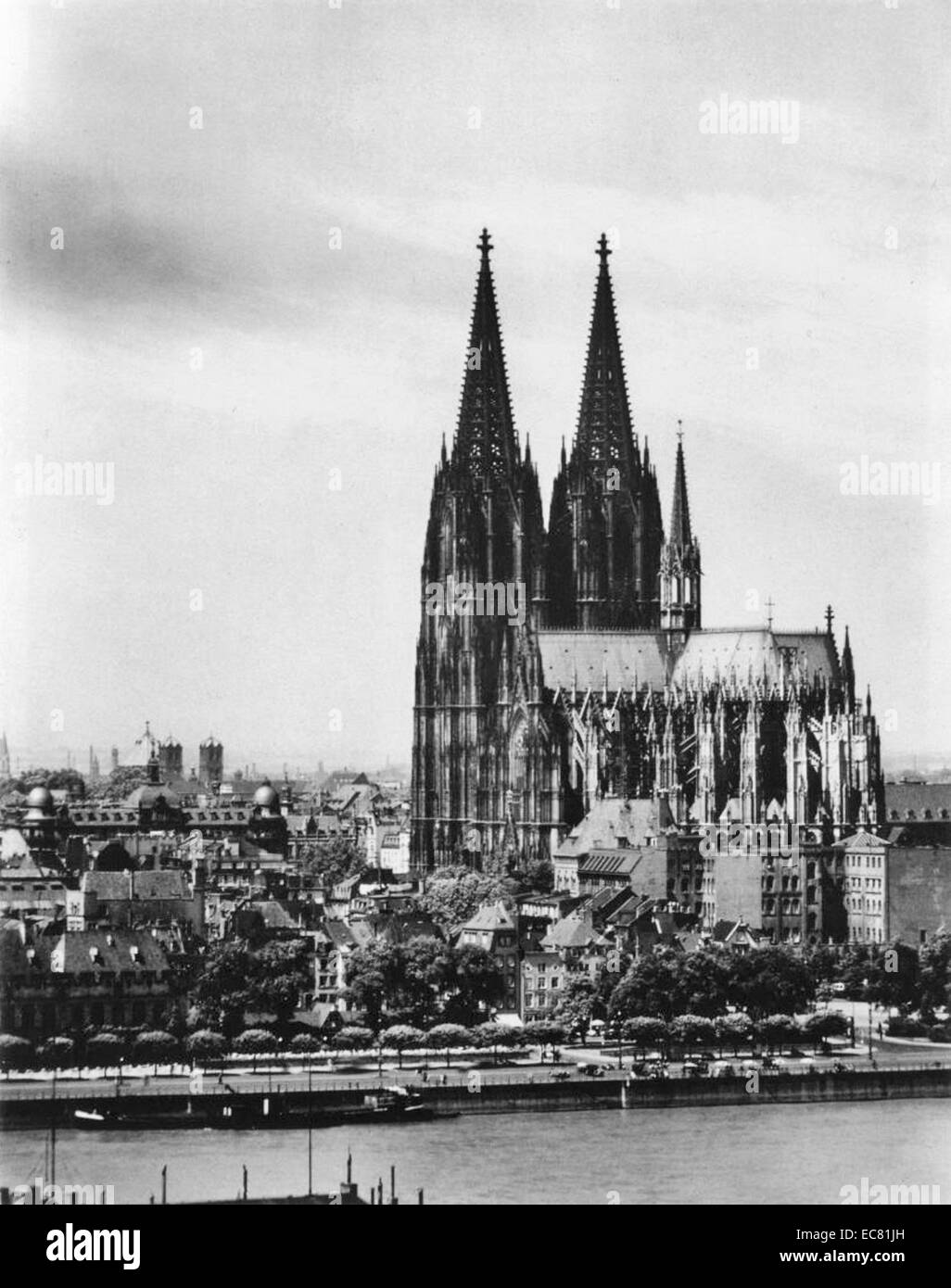 Kölner Dom Deutschland am Ende des Zweiten Weltkriegs. 1945. Der Bau des Kölner Doms begann im Jahre 1248 und wurde 1473 gestoppt, so dass sie unvollendet. Arbeit neu gestartet Im 19. Jahrhundert und wurde abgeschlossen Stockfoto