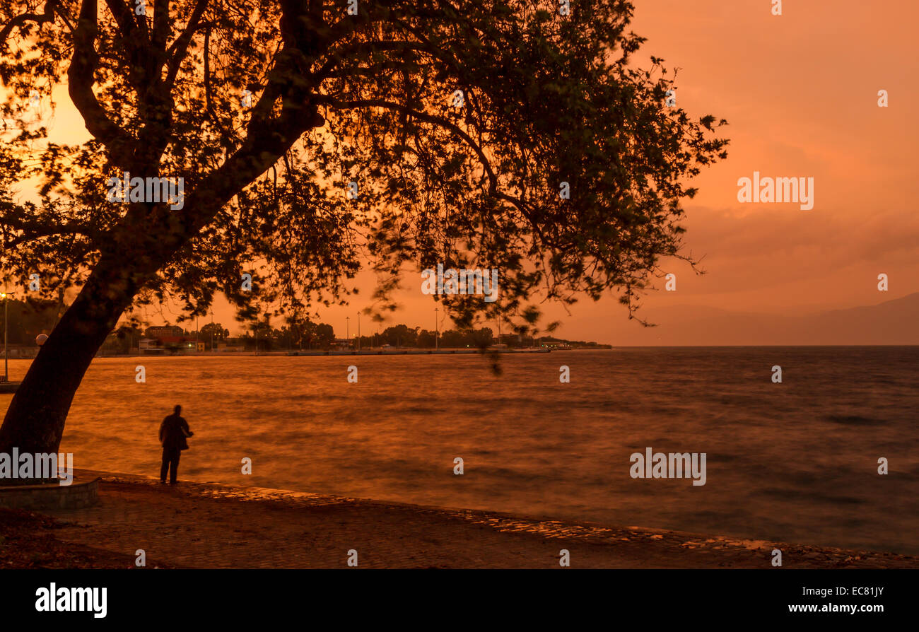 Sonnenuntergang in der Stadt Egion, im nördlichen Teil der griechischen Region Peloponnes. Der Ort liegt direkt an der alten Bahnstrecke Stockfoto