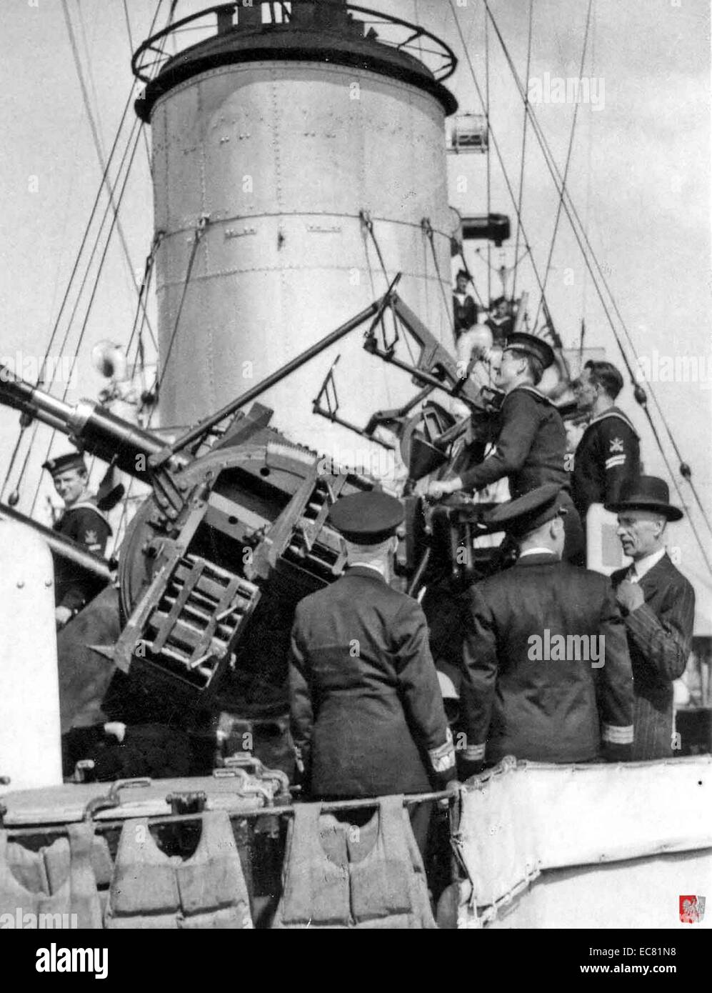 Foto von Władysław Raczkiewicz (1885-1947) polnische politische Figur und der erste Präsident der Polnischen Exilregierung, die Inspektion der Crew der ORP Wilk. Vom 1939 Stockfoto