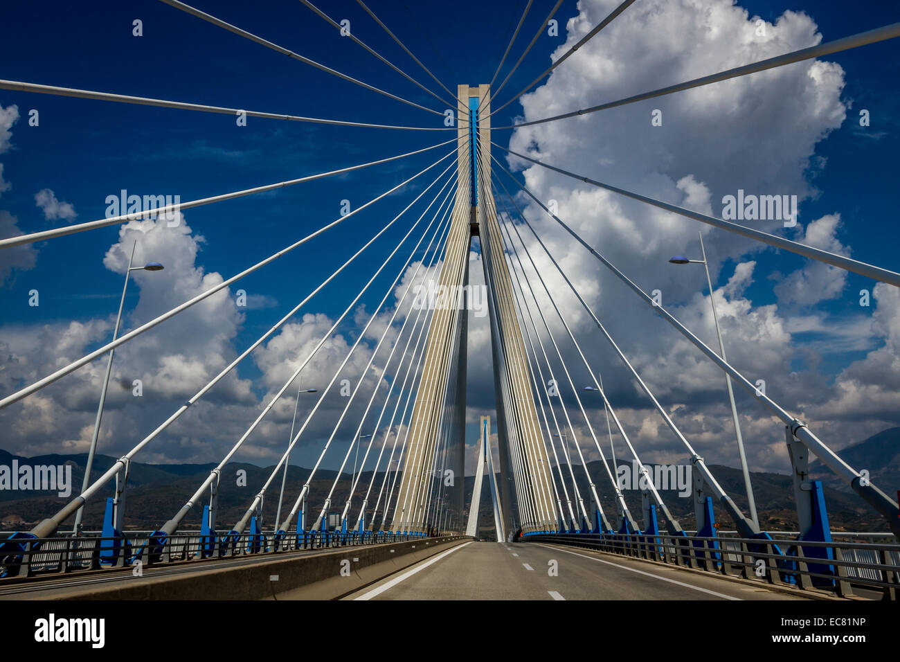 Die Brücke von Rion-Antirio ist ein architektonisches Wahrzeichen des 21. Jahrhunderts Griechenlands. Stockfoto