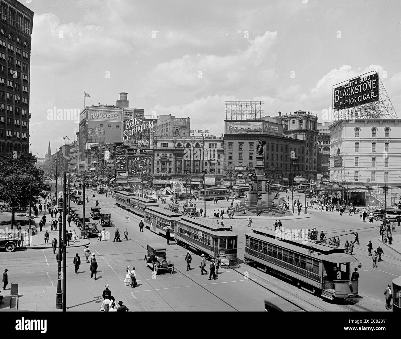 Malerische Schuss der Innenstadt von Detroit. Das Bild zeigt die geschäftigen Highstreet voller Menschen, Autos und Straßenbahnen. Datiert um 1917. Stockfoto