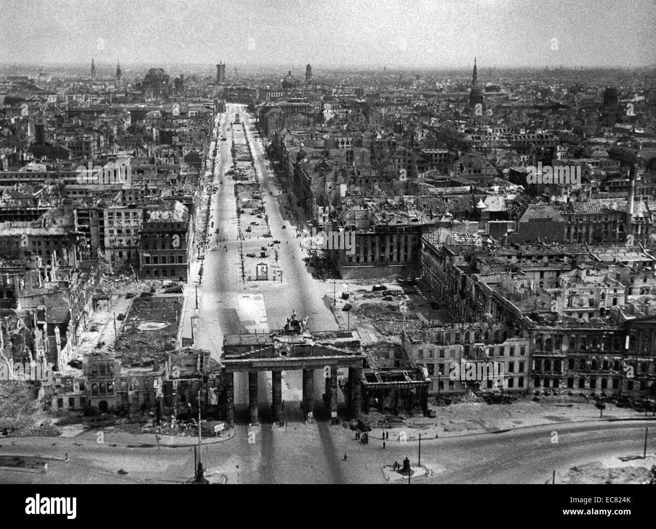 Bild zeigt Berlin am Ende des Zweiten Weltkrieges devistated. Die deutsche Stadt erlitt erbarmungslosen Luftangriffe der Alliierten Streitkräfte im Jahr 1945. Stockfoto