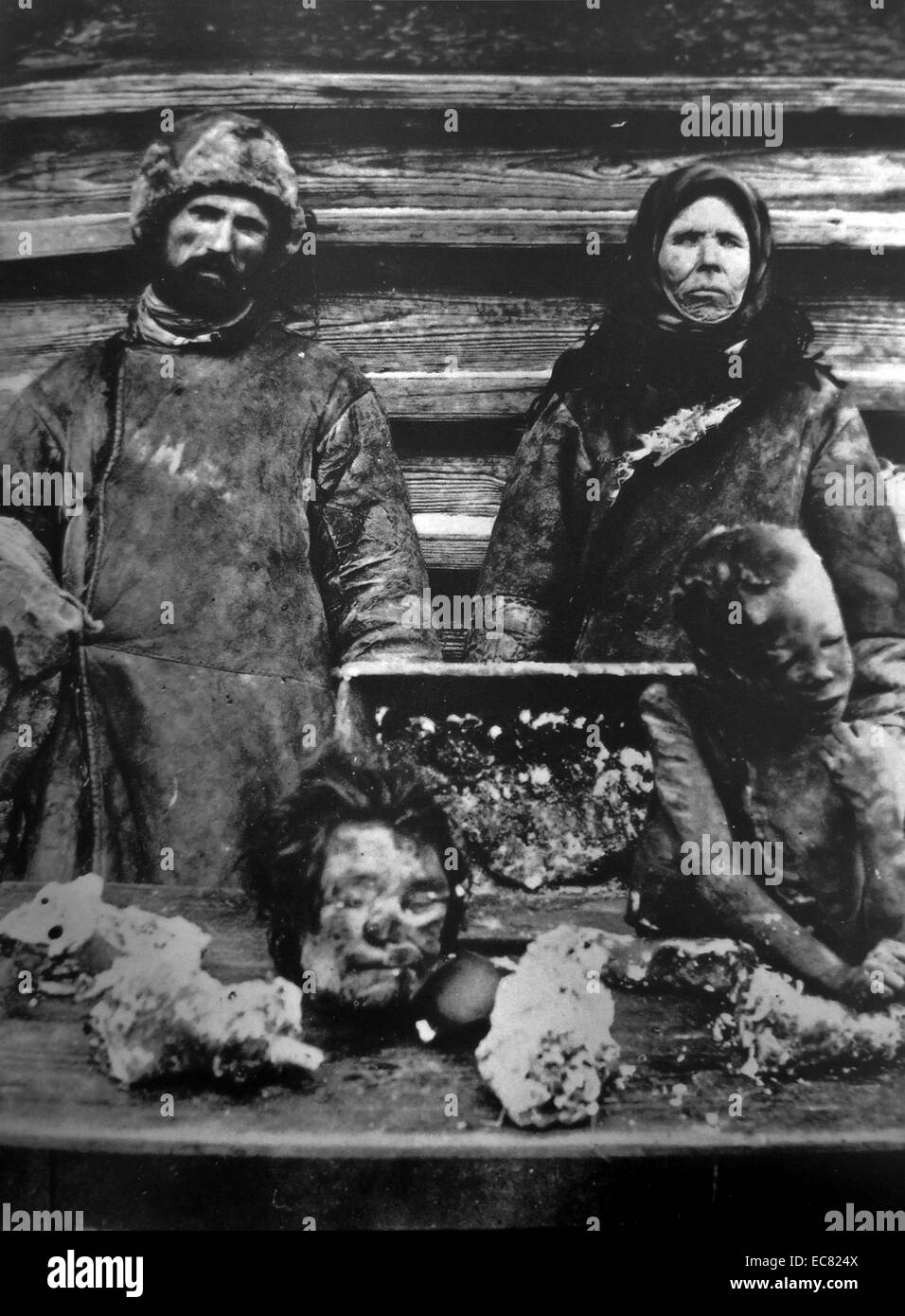Ein russisches Paar verkaufen. menschliche Teile auf einem Markt. Menschen in Rußland begann zu essen und menschlichen Gliedmaßen durch das Essen kämpfen, Teil des russischen Hungersnot von 1921 zu verkaufen. Stockfoto