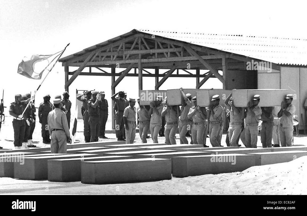 Ägyptische Soldaten, die Särge von israelischen Soldaten getötet in den Krieg von 1973 Jom Kippur (Oktober) Stockfoto