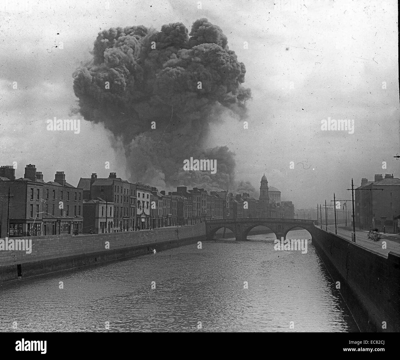 Die Schlacht von Dublin: das Bild zeigt eine Explosion an den vier Höfen, während der irische Bürgerkrieg 1922. Stockfoto