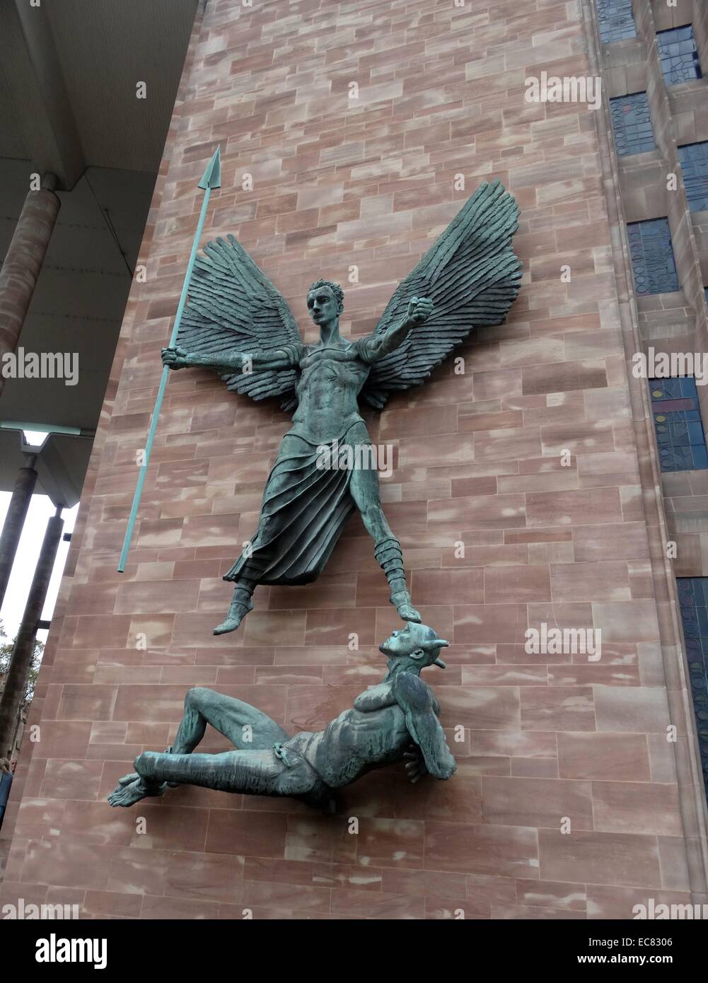 St. Michael und der Teufel. Skulptur von Jacob Epstein in St. Michael's Cathedral, Coventry. gebaut, die Kathedrale, die während des Zweiten Weltkriegs 1940 bombardiert wurde zu ersetzen Stockfoto