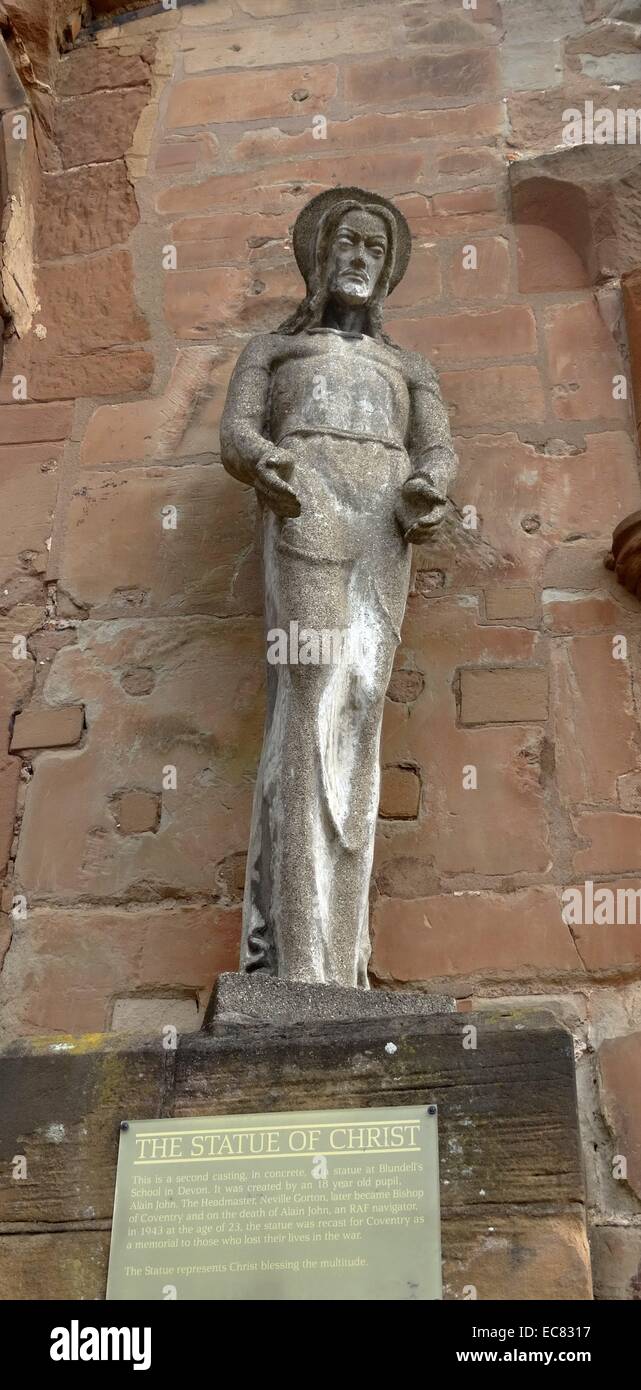 Statue von Christus von Alain Johannes 1943; Coventry Cathedral, England Stockfoto