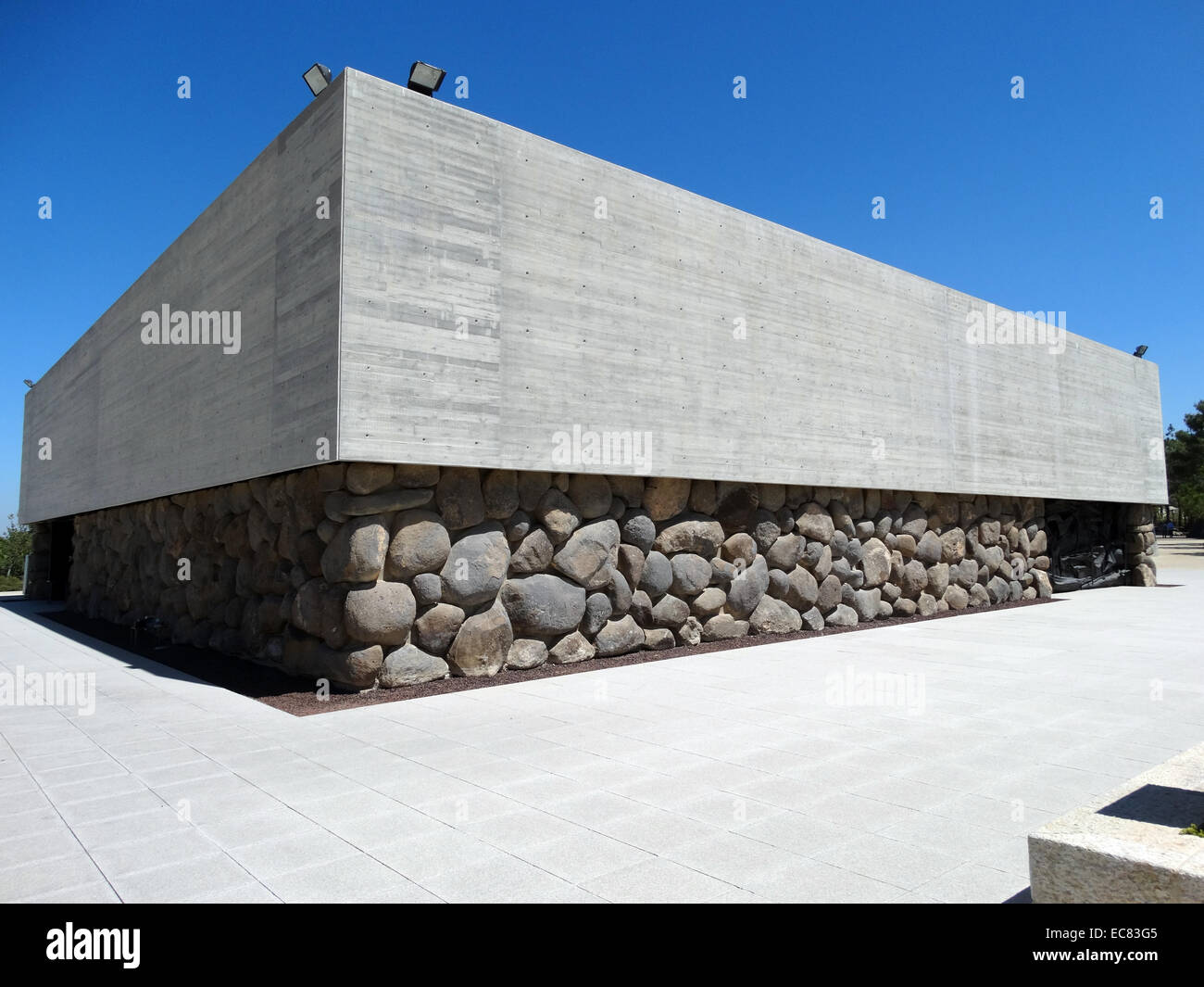 Die Halle der Erinnerung; Yad Vashem, Jerusalem; in Erinnerung an die sechs Millionen Opfer des Holocaust. Arieh Elhanani wurde das Projekt 1957 zugeordnet und wurde 1961 eingeweiht Stockfoto