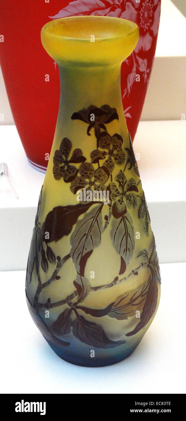 Vase; Nancy; Frankreich von Emile Galle (1846-1904); der Miniatur Glas. Dieses luxuriöse Form der kunst Glas umfasst Ätzen und Carving durch abgesicherten Schichten von verschiedenen farbigen Glas. Stockfoto
