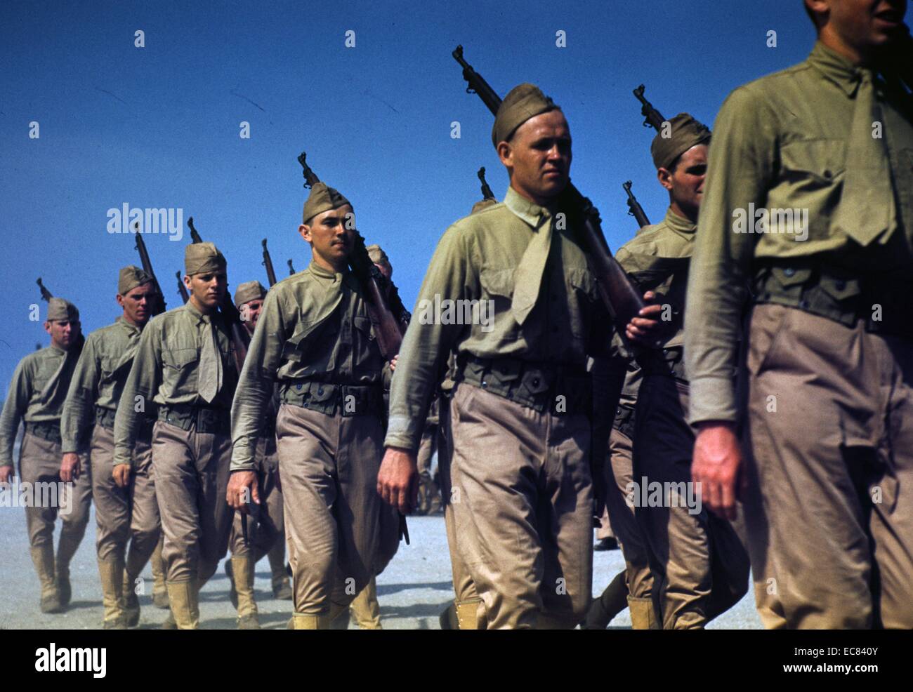 Foto zeigt Linie der Marines marschieren, wie sie ihre Ausbildung bei Parris Island, SC beenden Stockfoto