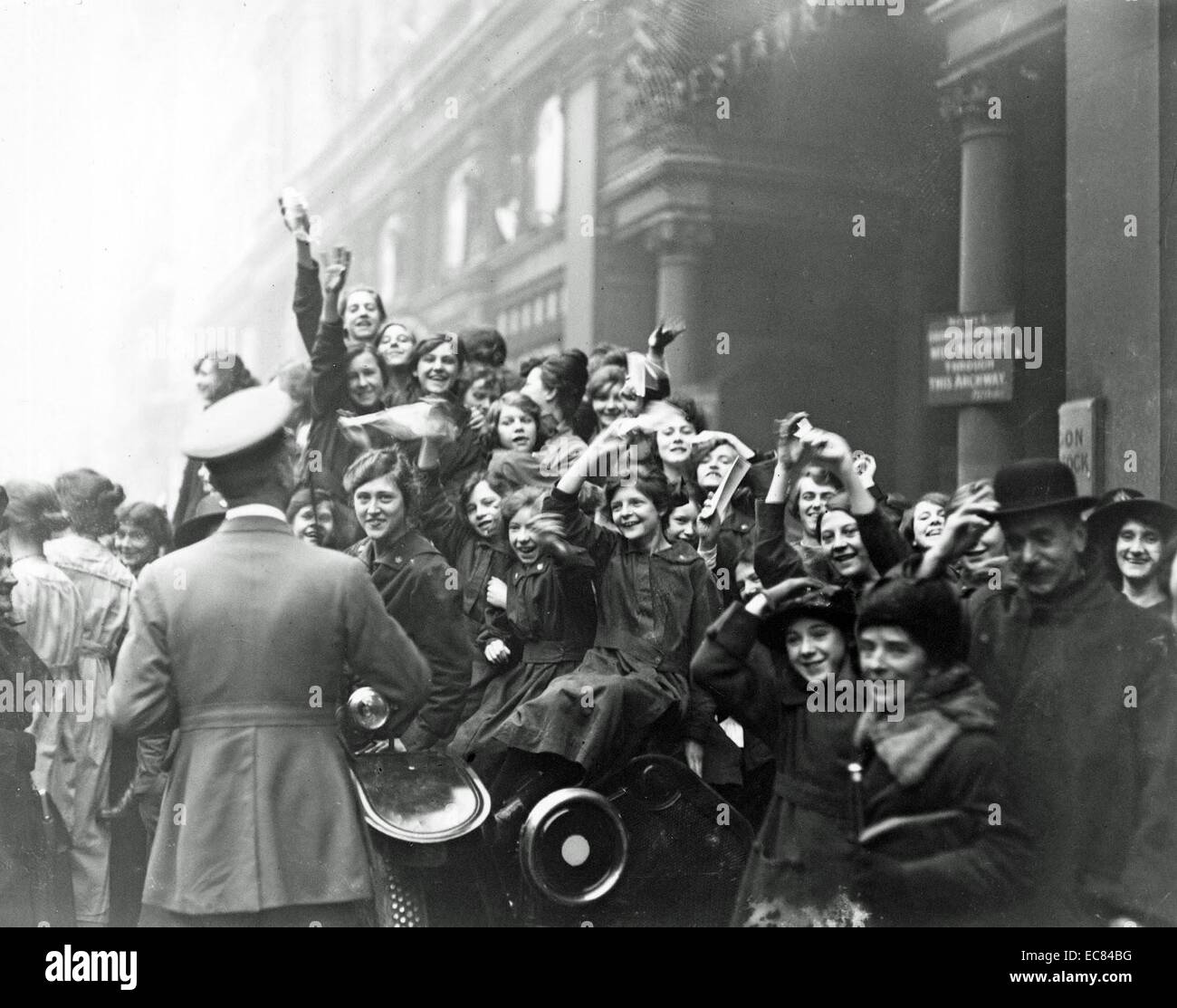 London; England. Massen feiern des Waffenstillstands am Ende des ersten Weltkrieges ein 1918 Stockfoto