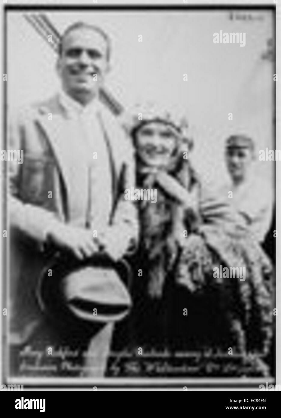 Foto von Doug Fairbanks (1883-1939) und seiner Frau Mary Pickford (1892-1979) Ankunft in Southampton. Datiert 1920 Stockfoto