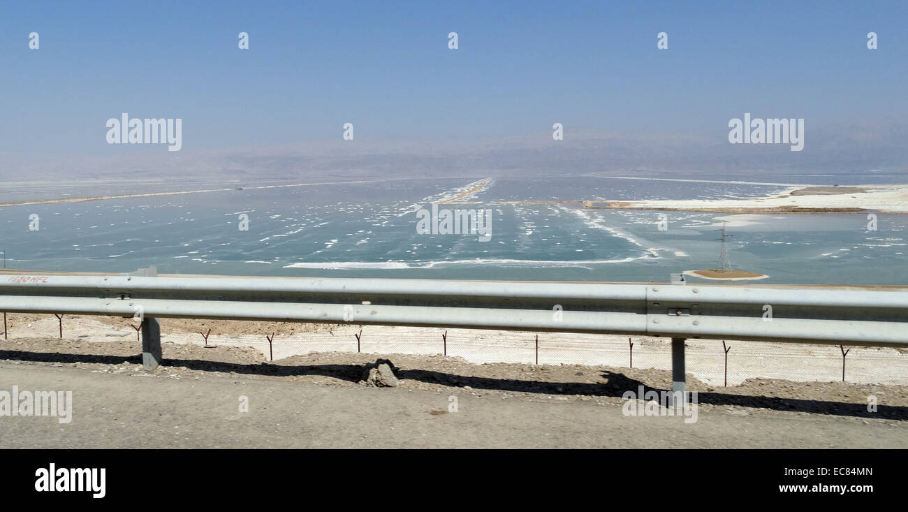 Dead Sea Works in Israel sind der viertgrößte Hersteller weltweit von Kaliprodukten und produziert auch Magnesiumchlorid; industrielle Salze; Enteiser; Badesalz; Kochsalz und Rohstoffe für die kosmetische Industrie. Stockfoto