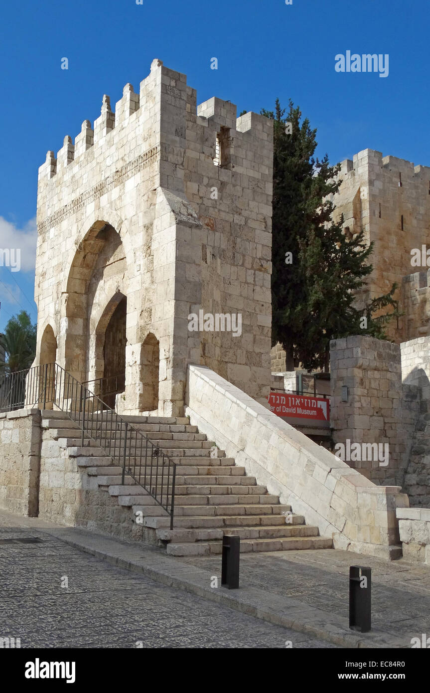 Der Turm Davids Museum der Geschichte von Jerusalem; 1989 von der Jerusalem Foundation eröffnet. In einer Reihe von Kammern in der ursprünglichen Zitadelle entfernt; das Museum verfügt über einen Innenhof mit archäologischen Ruinen, die 2700 Jahre zurückgeht. Stockfoto