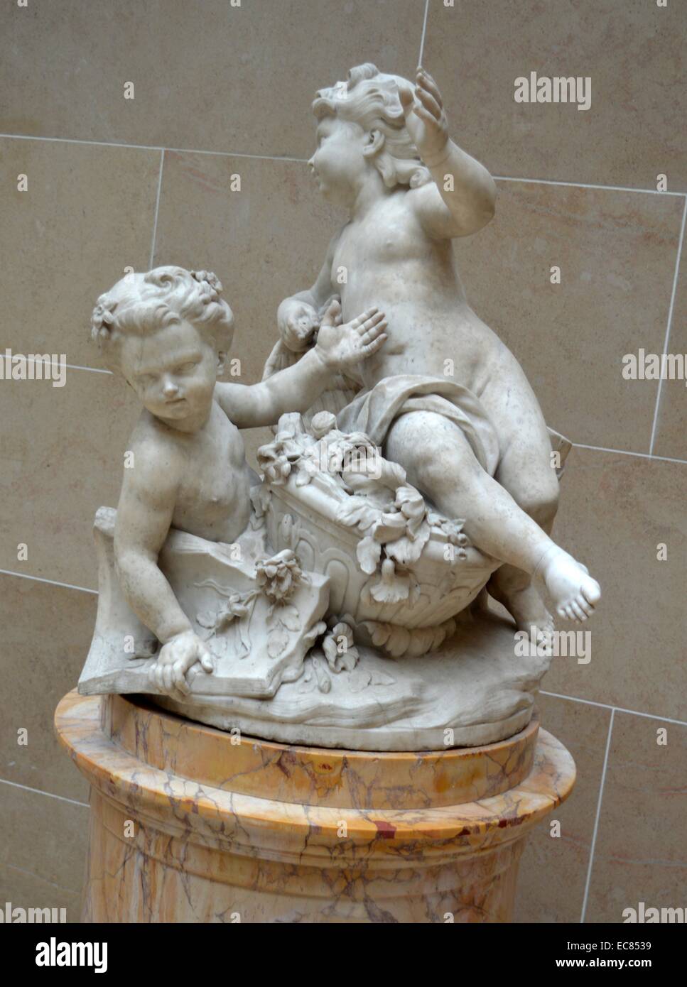 Marmorstatue von zwei Kindern in der Nähe von eine zerbrochene Vase kämpfen. Erstellt und vom französischen Bildhauer Jean-Joseph Vinache (1696-1754) und Nicolas-Fran çois Gillet (1712-1791) abgeschlossen. Vom 1758 Stockfoto