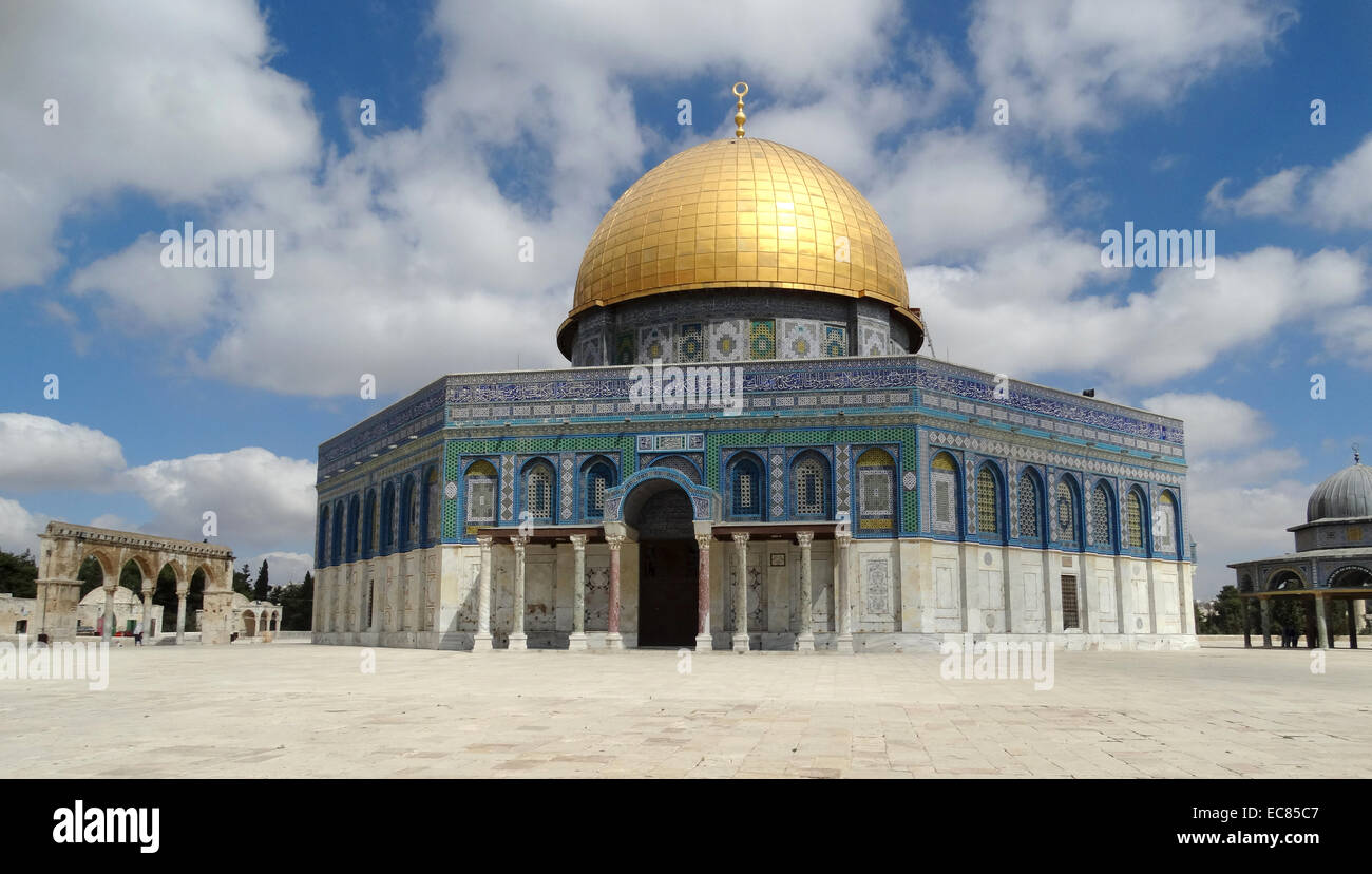 Mosaiken Abdeckung der Felsendom auf dem Tempelberg in der Altstadt von Jerusalem entfernt. Es wurde zunächst in 691 CE im Auftrag der umayyadischen Kalifen Abd al-Malik abgeschlossen während des Zweiten Fitna. Der Felsendom ist heute eines der ältesten Werke der islamischen Architektur. Stockfoto