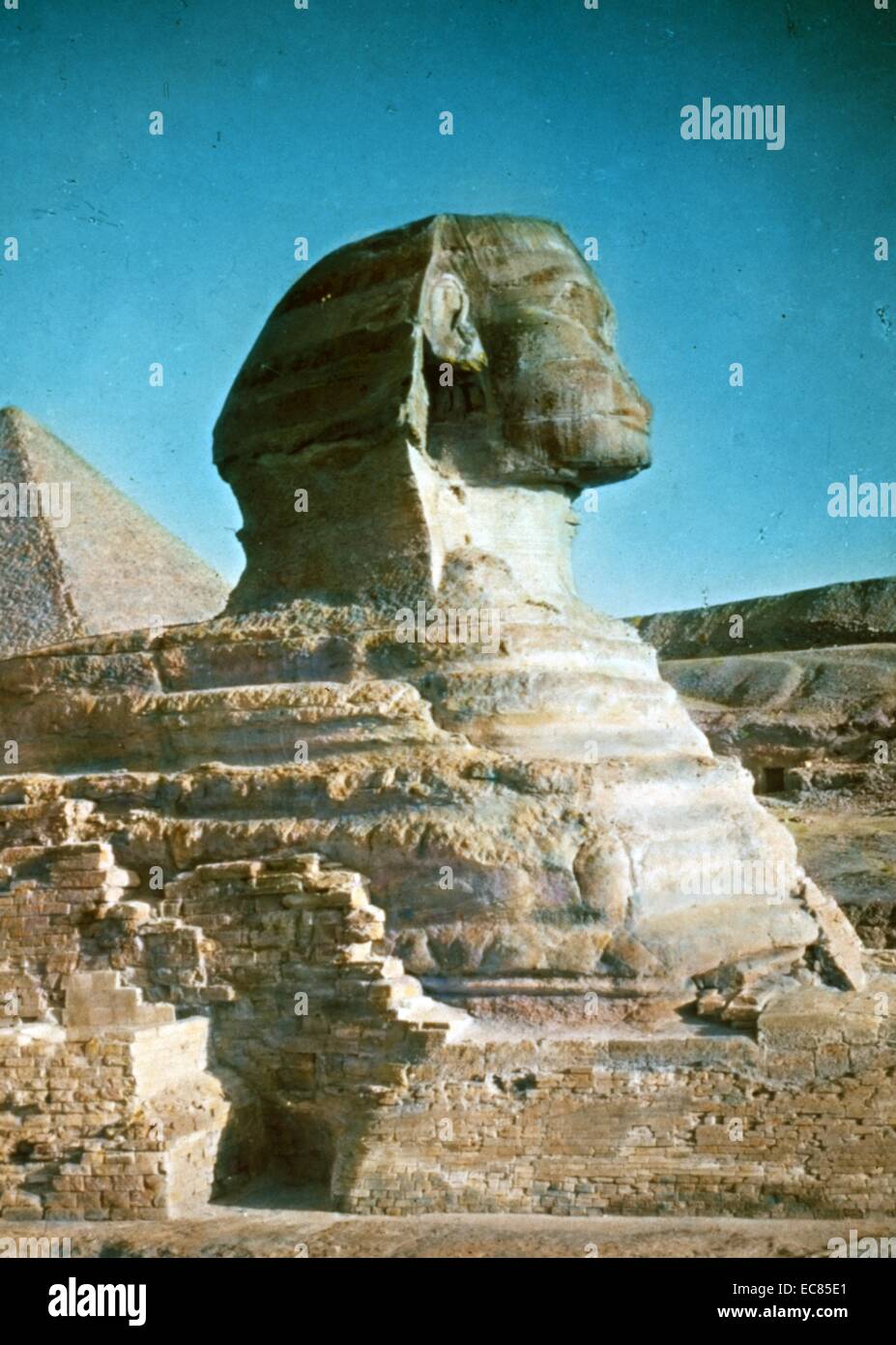 Foto der Große Sphinx von Gizeh. Der Vater des Toten, die gemeinhin als die Sphinx, ein Kalkstein Statue eines liegenden Grande-motte, ein Fabelwesen mit dem Körper eines Löwen und den Kopf. Ägypten. Vom 1925 Stockfoto