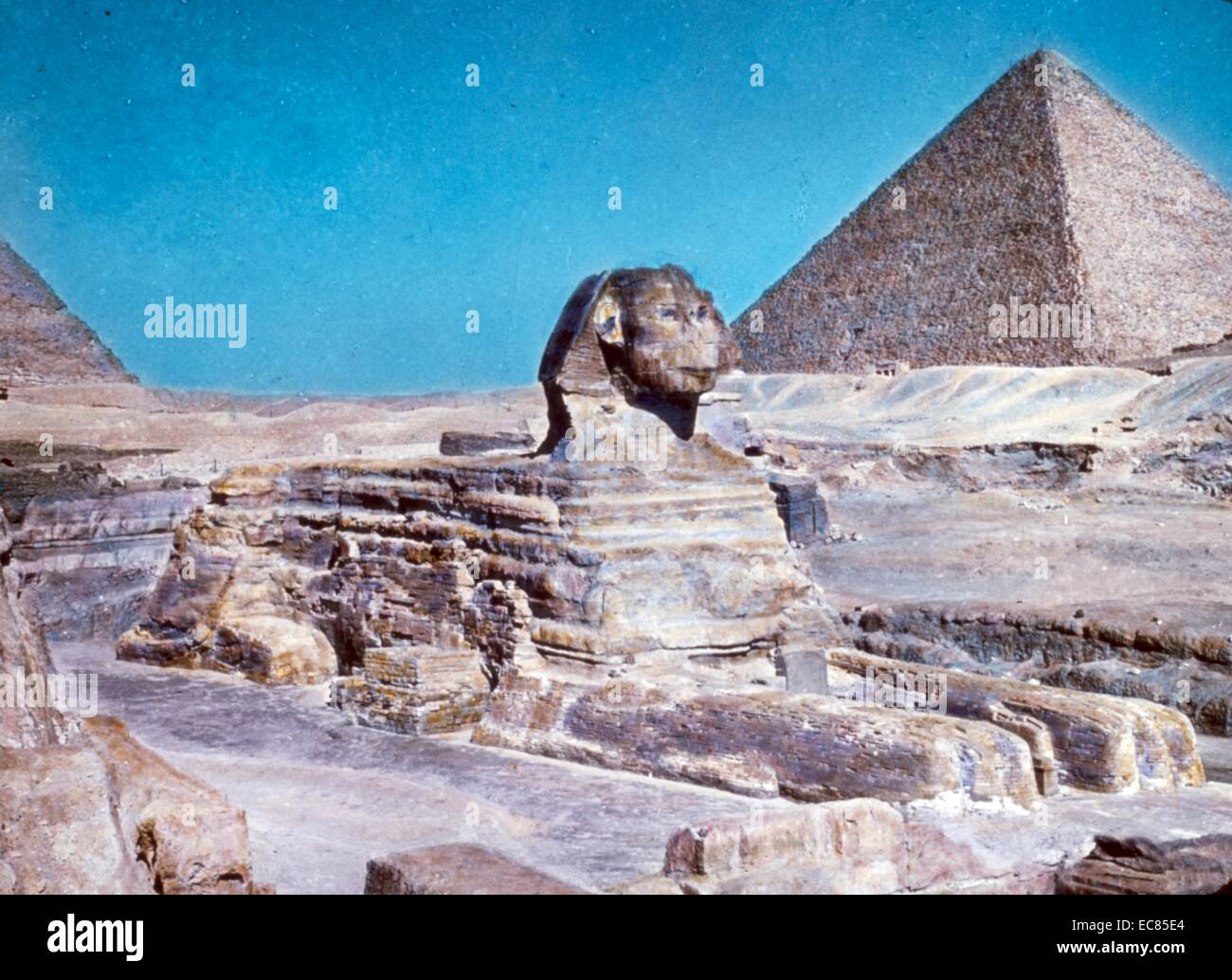 Foto der Große Sphinx von Gizeh. Der Vater des Toten, die gemeinhin als die Sphinx, ein Kalkstein Statue eines liegenden Grande-motte, ein Fabelwesen mit dem Körper eines Löwen und den Kopf. Ägypten. Vom 1925 Stockfoto