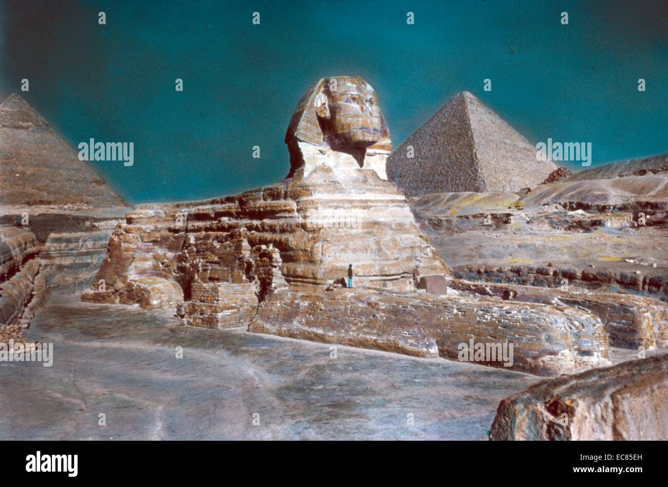 Foto der Große Sphinx von Gizeh. Der Vater des Toten, die gemeinhin als die Sphinx, ein Kalkstein Statue eines liegenden Grande-motte, ein Fabelwesen mit dem Körper eines Löwen und den Kopf. Ägypten. Vom 1925 Stockfoto