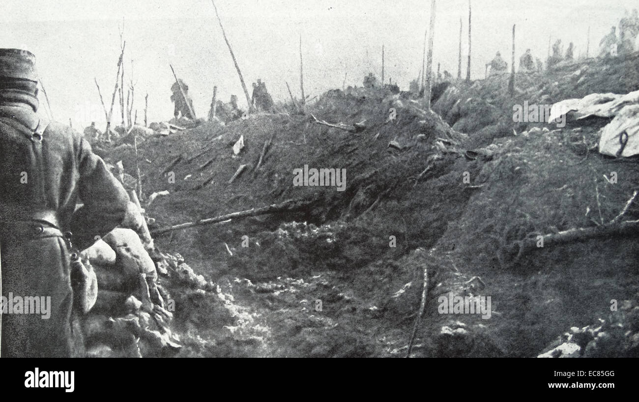 Foto von französischen Soldaten in den Schützengräben und Bombentrichter in einem zerstörten Wald während des Kampfes im ersten Weltkrieg. Datiert 1915 Stockfoto