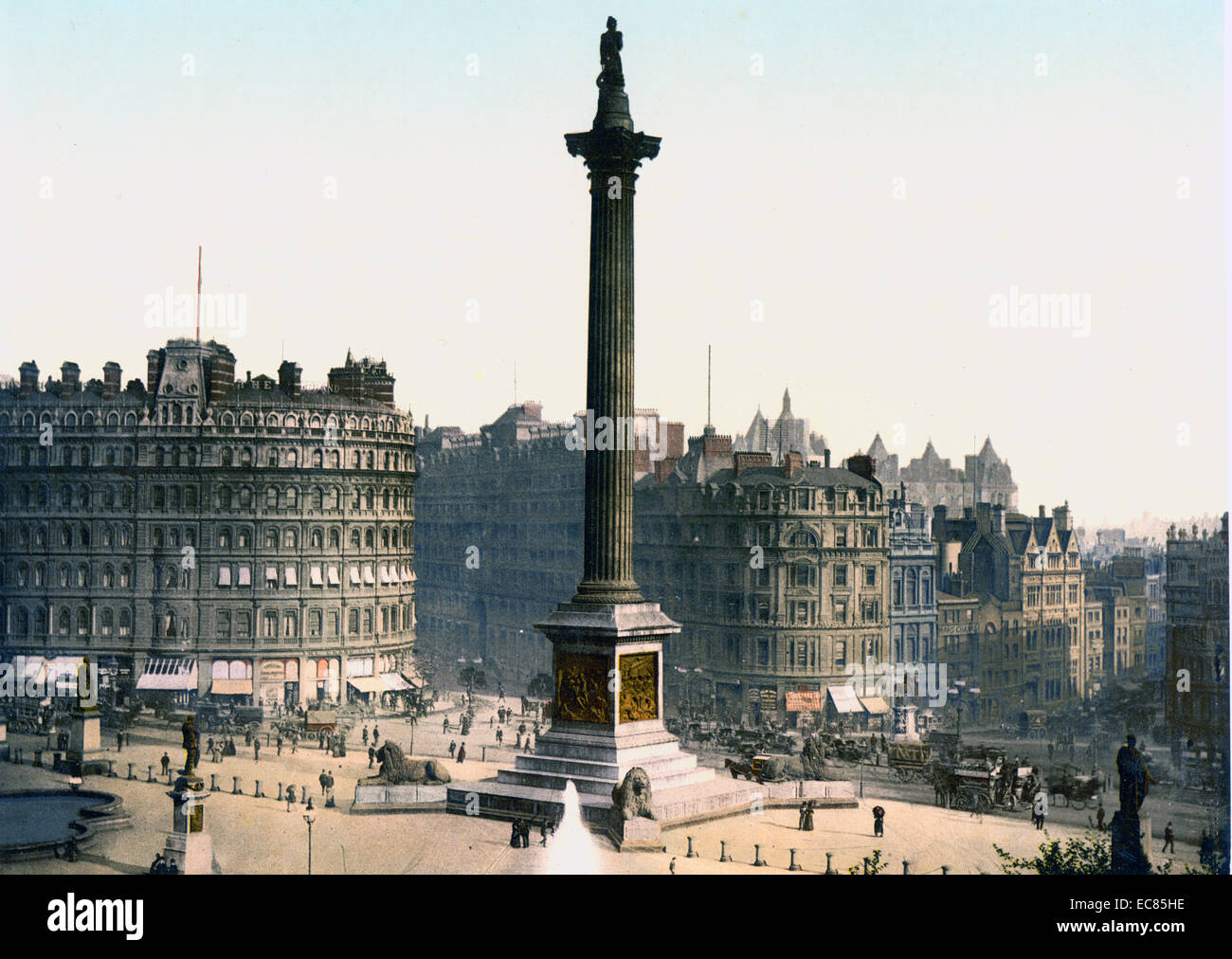 Farbfoto des Trafalgar Square, mit Blick auf die "Grand Buildings" und "Nelson Säule", London. Datiert 1900 Stockfoto