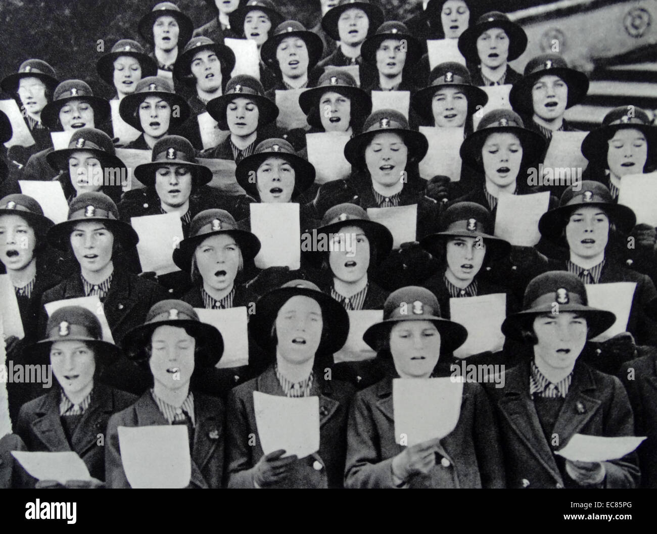 Niederländische Pfadfinderinnen singen als Chor; Stockfoto