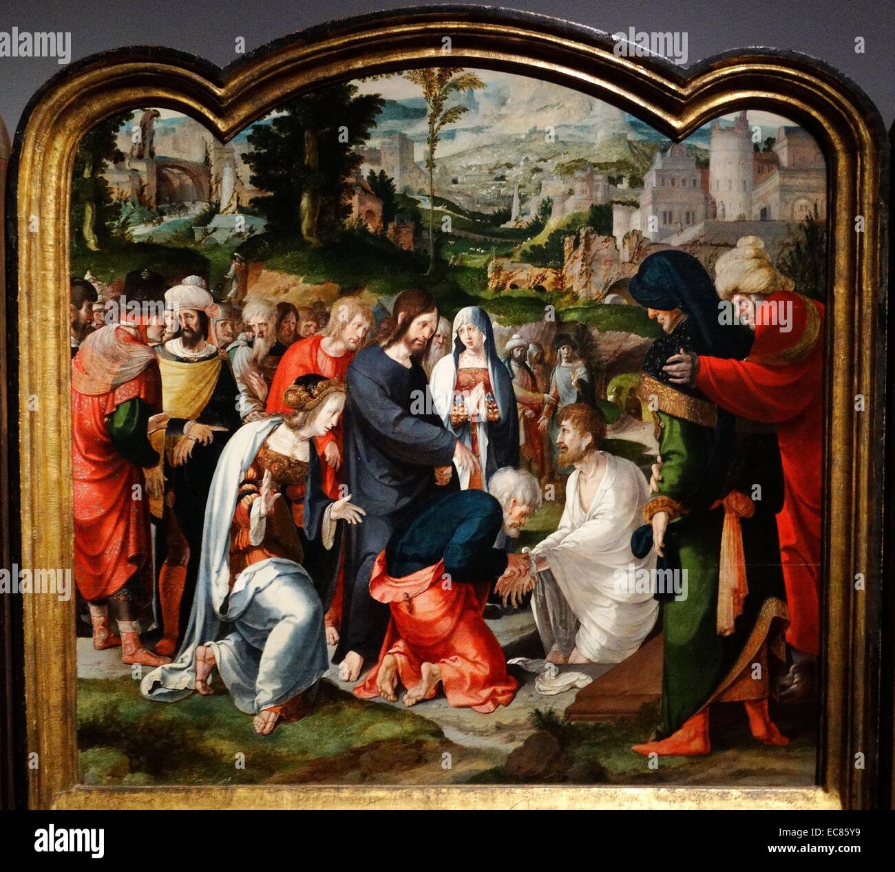 Ein Triptychon mit der Darstellung der Auferweckung des Lazarus. Den Auftrag, ein Ehepaar zu gedenken; auf den Flügeln dargestellt. Gemalt von Aertgen van Leyden (1498-1564). Vom 16. Jahrhundert Stockfoto