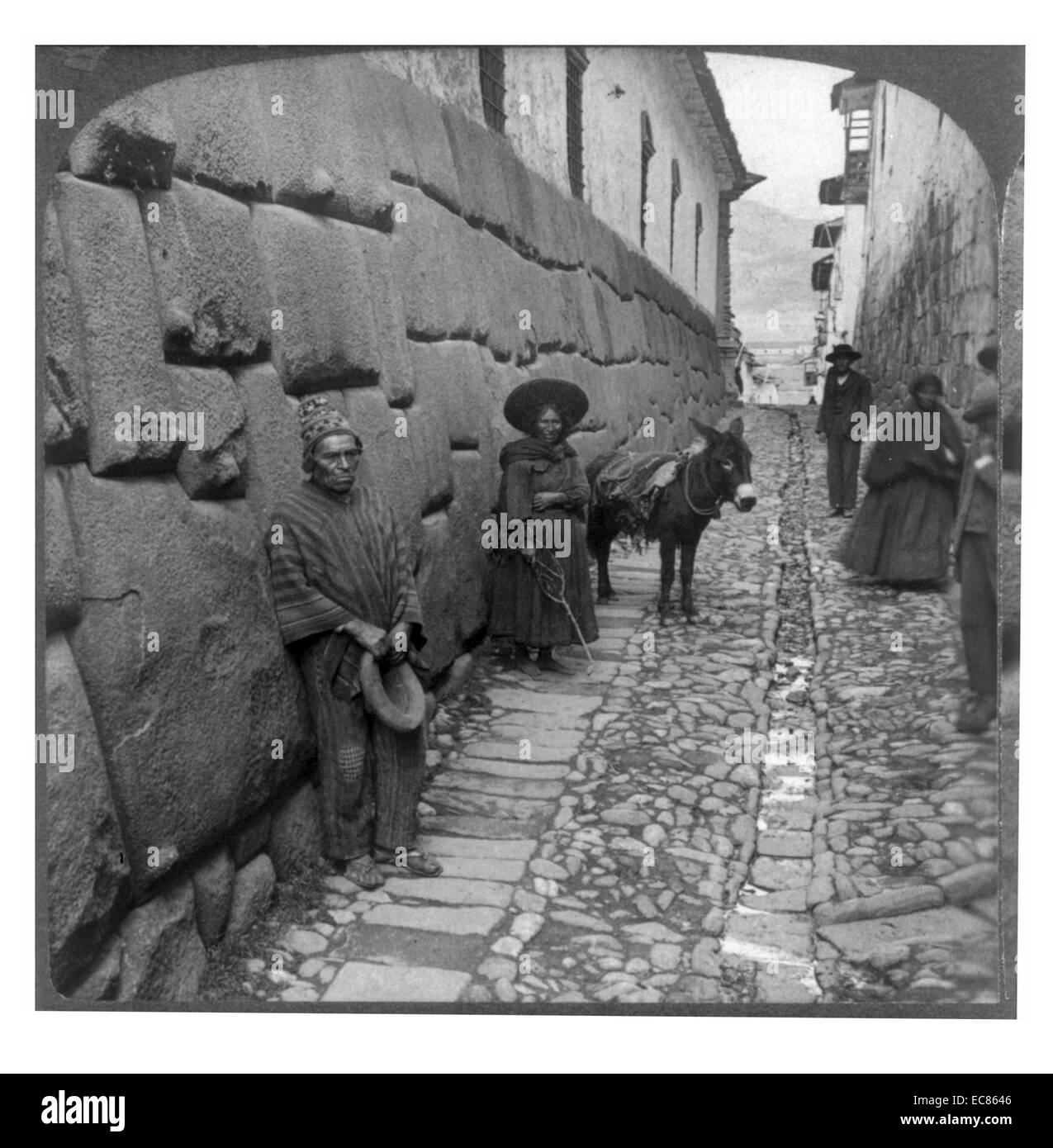Foto von Mauerwerk der alten Inkas, ohne Werkzeuge oder Mörtel, Triumph Street, Cuzco, Peru gelegt. 1906 datiert. Stockfoto