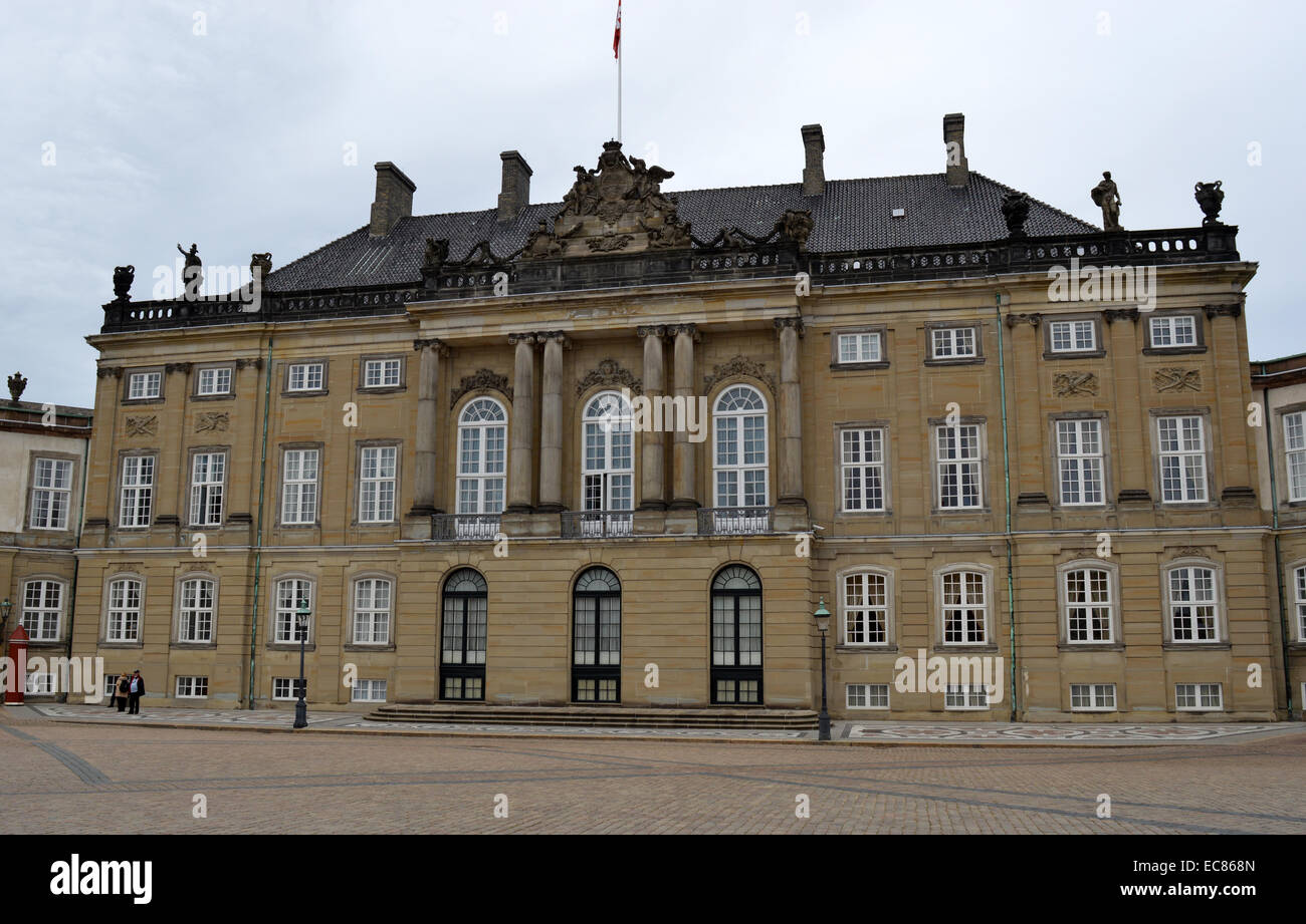 Amalienborg Palast: der Winter Home der Dänischen Königlichen Familie; in Kopenhagen; Dänemark. Besteht aus vier identischen neoklassizistische Palast Fassaden mit Rokoko Interieur; um ein achteckiger Innenhof. Schloss Amalienborg wurde ursprünglich für Vier edlen Familien gebaut; aber; wenn Schloss Christiansborg, 1794 verbrannt; die königliche Familie kaufte die Paläste und bewegt. Stockfoto
