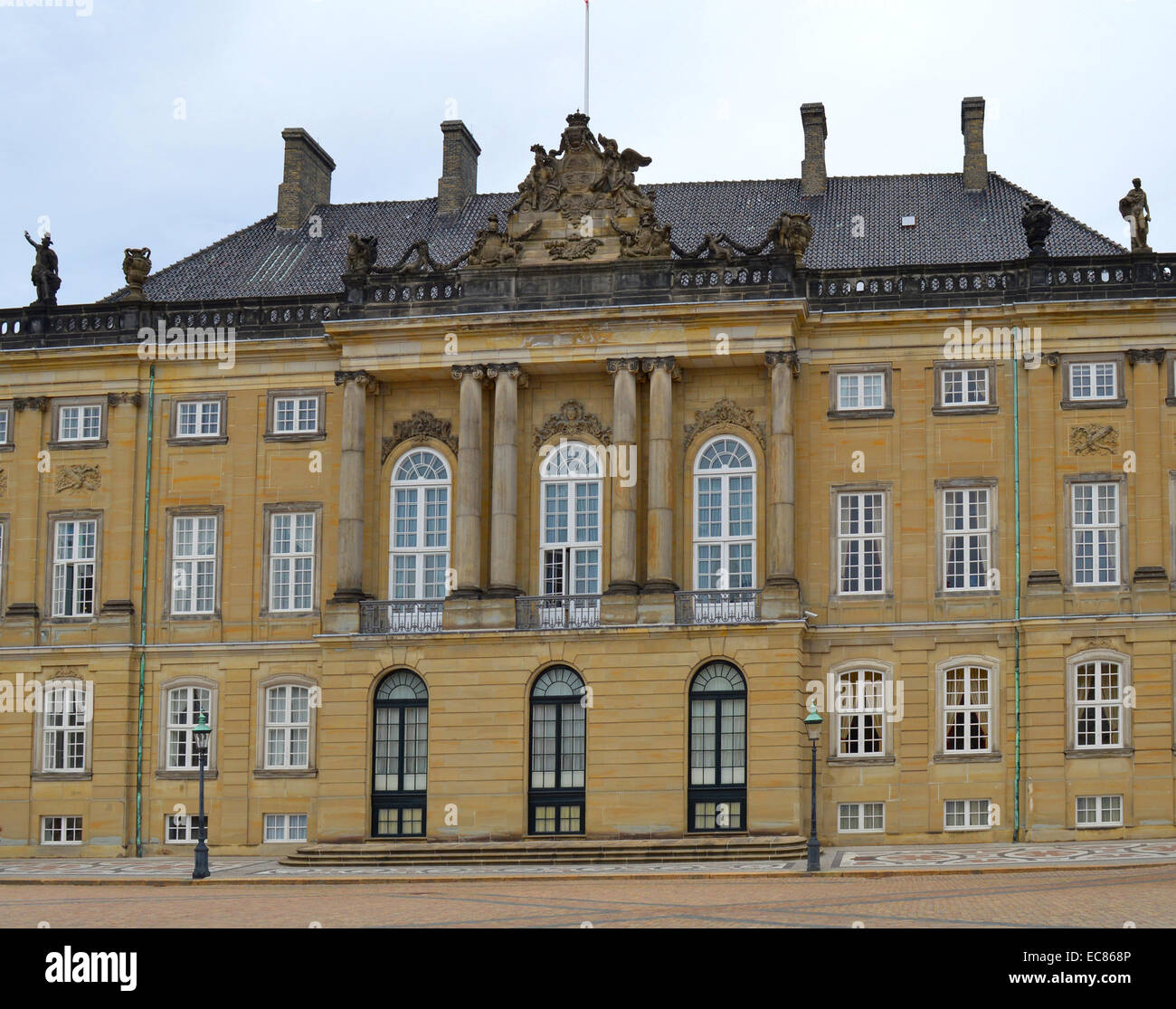 Amalienborg Palast: der Winter Home der Dänischen Königlichen Familie; in Kopenhagen; Dänemark. Besteht aus vier identischen neoklassizistische Palast Fassaden mit Rokoko Interieur; um ein achteckiger Innenhof. Schloss Amalienborg wurde ursprünglich für Vier edlen Familien gebaut; aber; wenn Schloss Christiansborg, 1794 verbrannt; die königliche Familie kaufte die Paläste und bewegt. Stockfoto