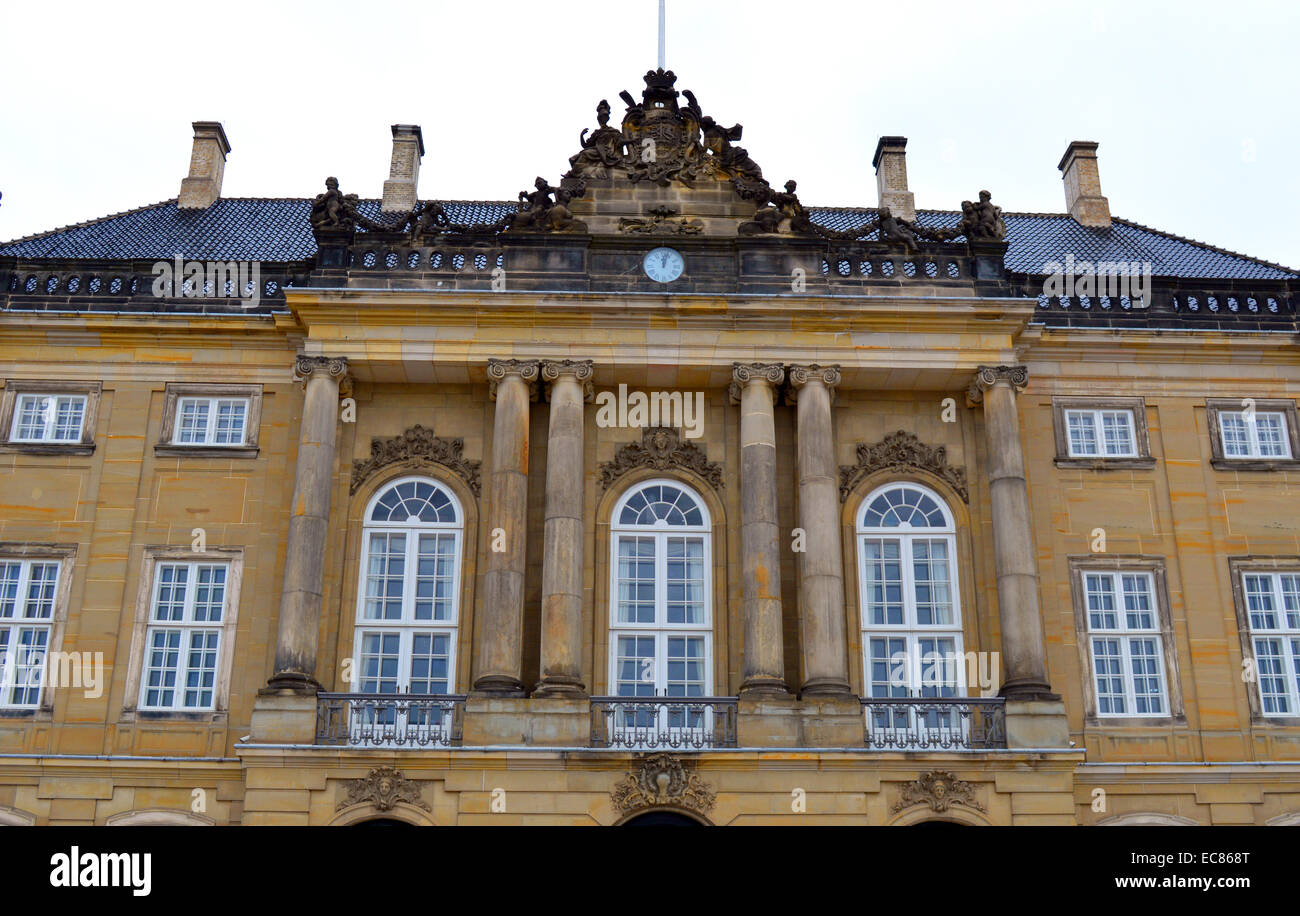 Amalienborg Palast: der Winter Home der Dänischen Königlichen Familie; in Kopenhagen; Dänemark. Besteht aus vier identischen neoklassizistische Palast Fassaden mit Rokoko Interieur; um ein achteckiger Innenhof. Schloss Amalienborg wurde ursprünglich für Vier edlen Familien gebaut; aber; wenn Schloss Christiansborg, 1794 verbrannt; die königliche Familie kaufte die Paläste und bewegt. Stockfoto