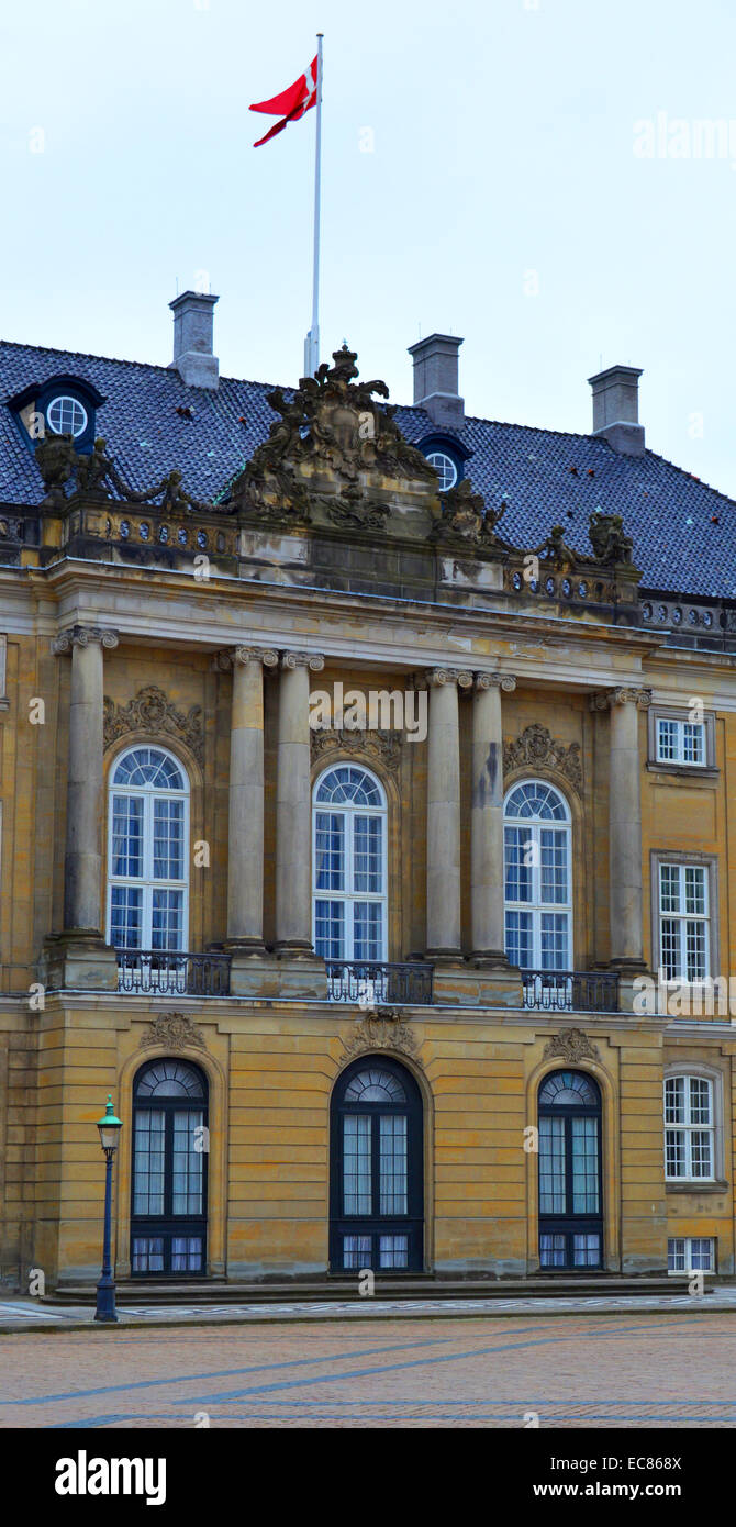 Amalienborg Palast: der Winter Home der Dänischen Königlichen Familie; in Kopenhagen; Dänemark. Besteht aus vier identischen neoklassizistische Palast Fassaden mit Rokoko Interieur; um ein achteckiger Innenhof. Schloss Amalienborg wurde ursprünglich für Vier edlen Familien gebaut; aber; wenn Schloss Christiansborg, 1794 verbrannt; die königliche Familie kaufte die Paläste und bewegt. Stockfoto