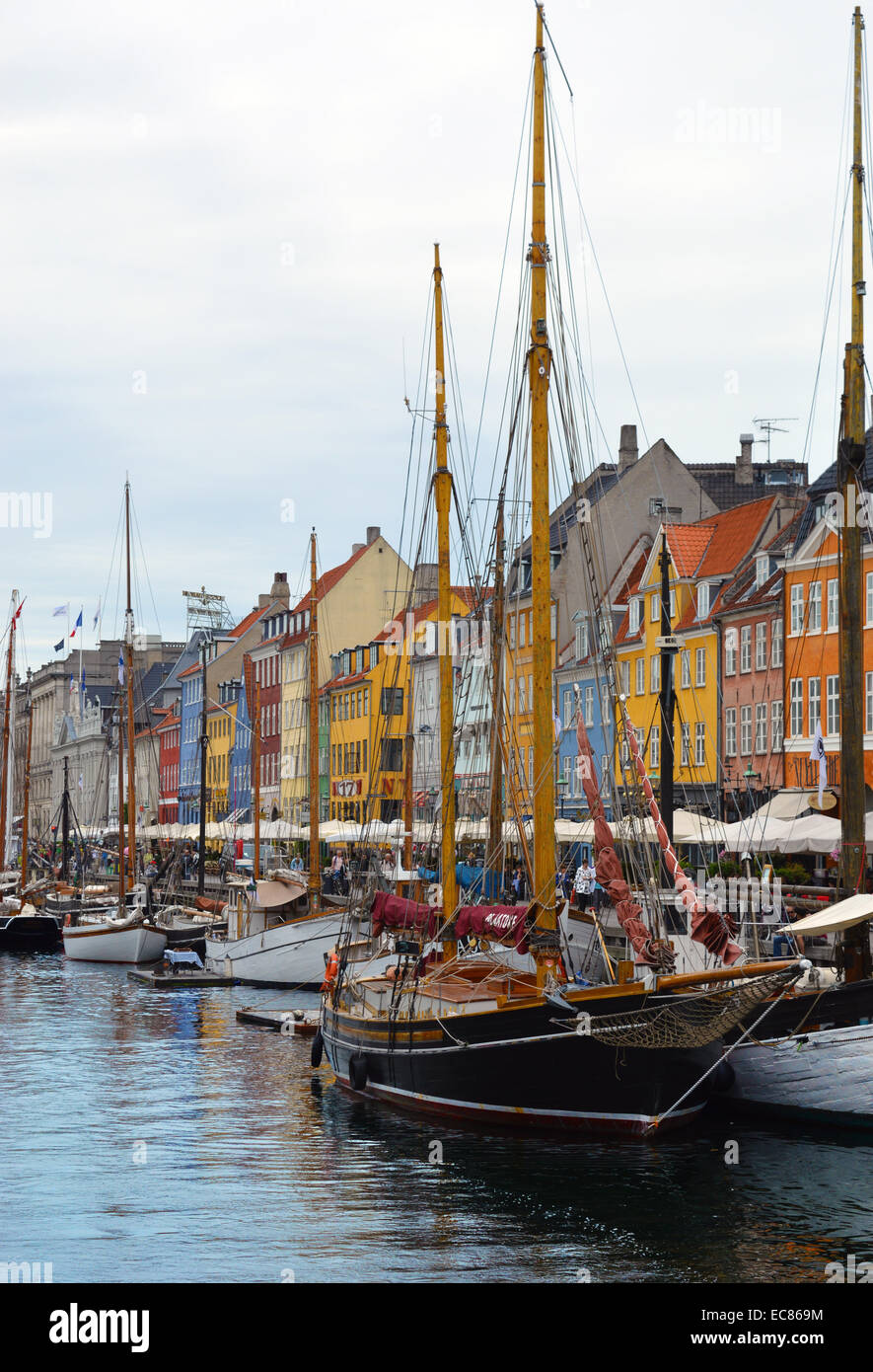 Nyhavn (neuer Hafen); eine aus dem 17. Jahrhundert Waterfront; Kanal- und Unterhaltungsviertel in Kopenhagen; Dänemark. Es wird durch bunte 17. und frühen 18. Jahrhundert Stadthäuser und Bars, Cafés und Restaurants. Stockfoto