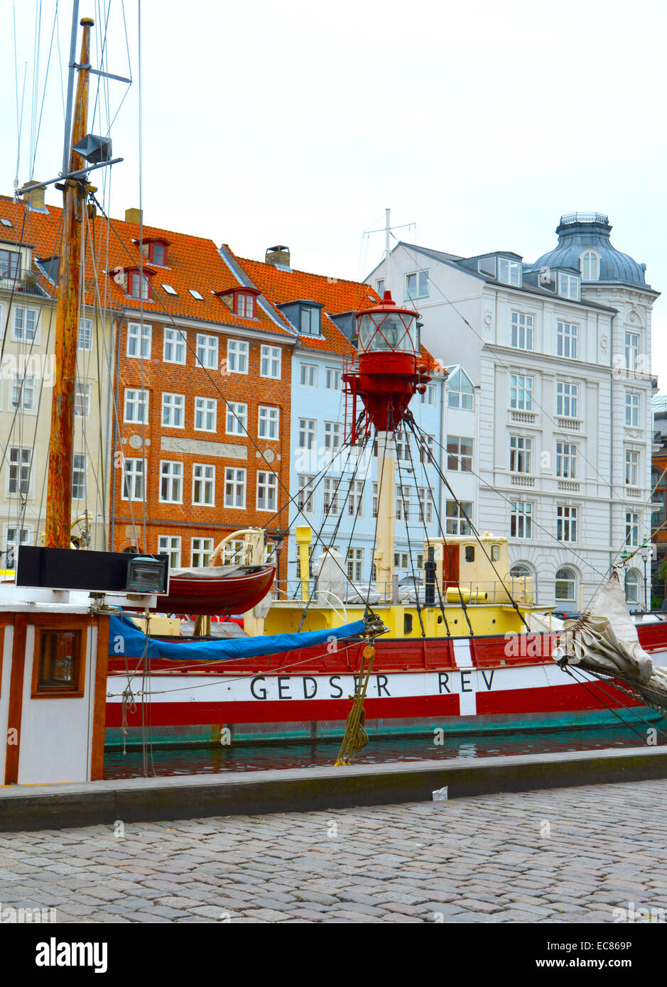 Nyhavn (neuer Hafen); eine aus dem 17. Jahrhundert Waterfront; Kanal- und Unterhaltungsviertel in Kopenhagen; Dänemark. Es wird durch bunte 17. und frühen 18. Jahrhundert Stadthäuser und Bars, Cafés und Restaurants. Stockfoto